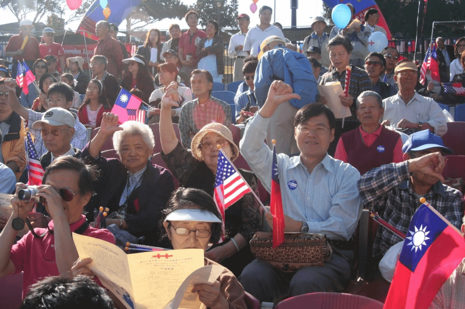 2009年10月，出席蒙特利公園市升旗典禮的華人比出「倒扁」手勢。（許劍虹提供）