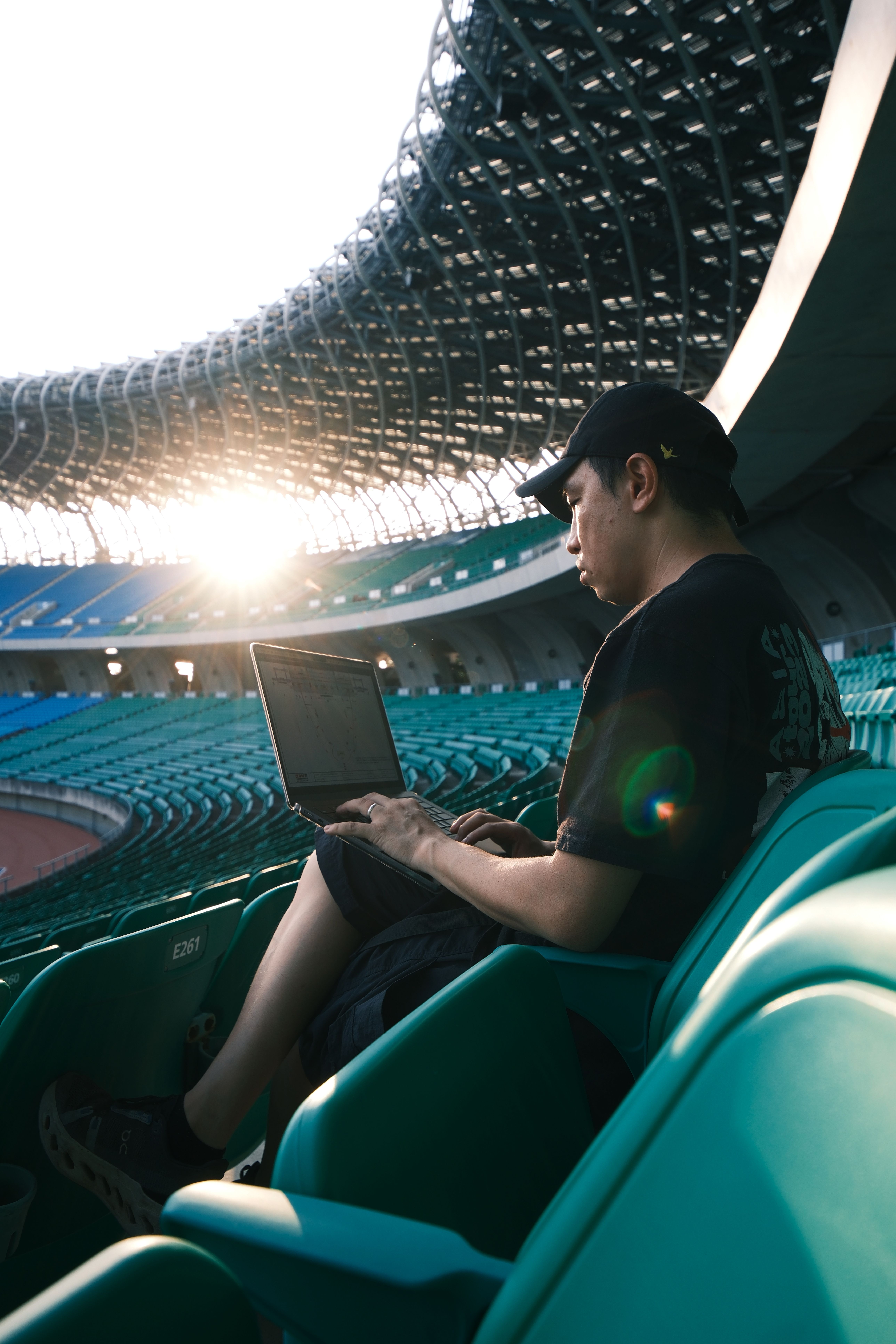 在每場演唱會的燈亮起之後，彭恩強也開始忙碌下一場。（必應創造提供）