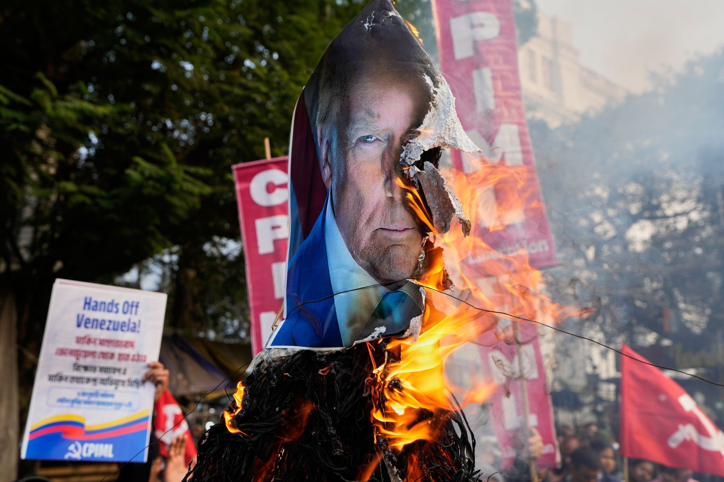 2026年1月5日，印度加爾各答，印度共產黨（馬克思列寧主義）解放派活動人士在美國駐加爾各答領事館附近抗議美國軍事行動，焚燒美國總統川普的肖像。該行動將委內瑞拉領導人尼古拉斯．馬杜洛（Nicolas Maduro）帶離該國。（美聯社）