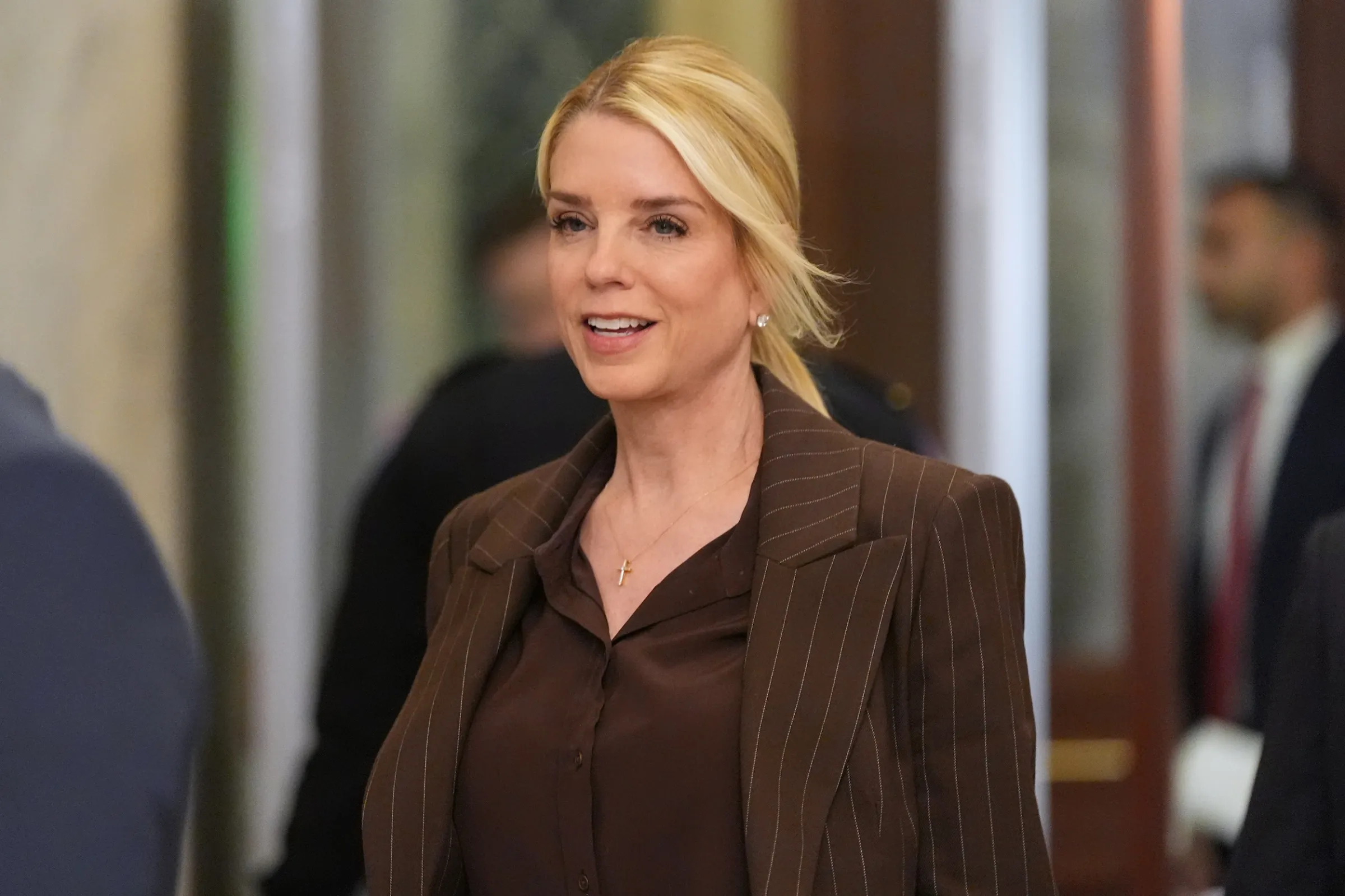 2026年1月5日，美國華府，美國司法部長潘蜜拉．邦迪（Pam Bondi）抵達國會山莊，向國會高層簡報。此前，川普下令美軍逮捕委內瑞拉總統尼古拉斯．馬杜洛（Nicolas Maduro）。（美聯社）