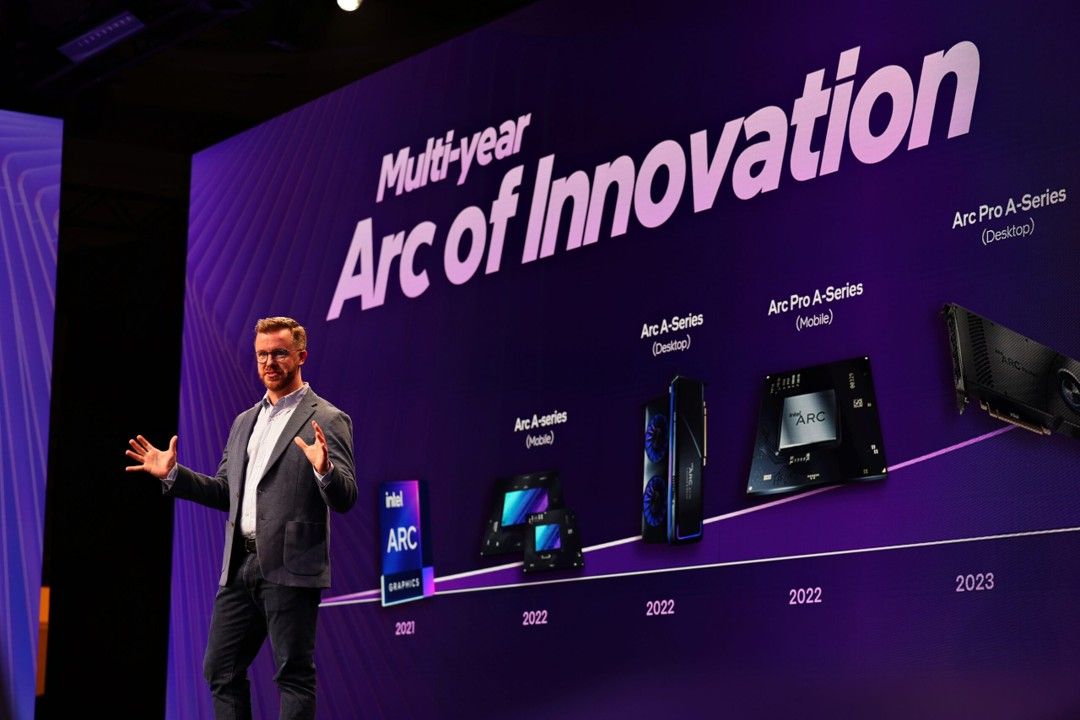 英特爾副總裁暨PC產品行銷總經理Dan Rogers，於CES 2026發表Intel® Core™ Ultra系列3處理器。（英特爾提供）