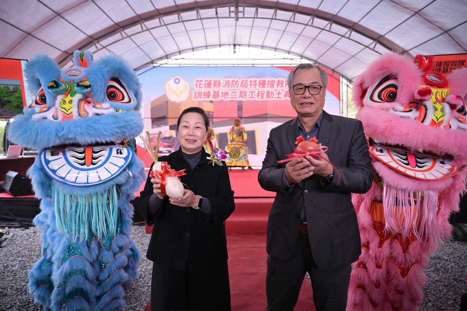 花蓮縣長徐榛蔚、內政部消防署特搜隊長陳義豐出席動土典禮，盼工程順利。（圖／花蓮縣政府提供）