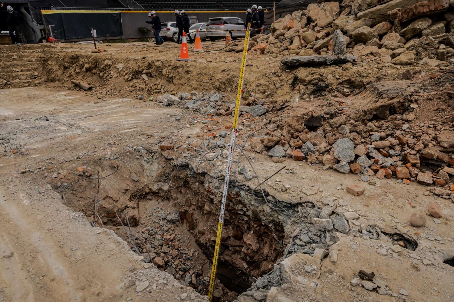 20260108-新竹市長高虹安視察新竹棒球場改善工程，回填層中混雜的混凝土塊、紅磚塊、鋼筋及其他營建廢棄物。（新竹市政府提供）