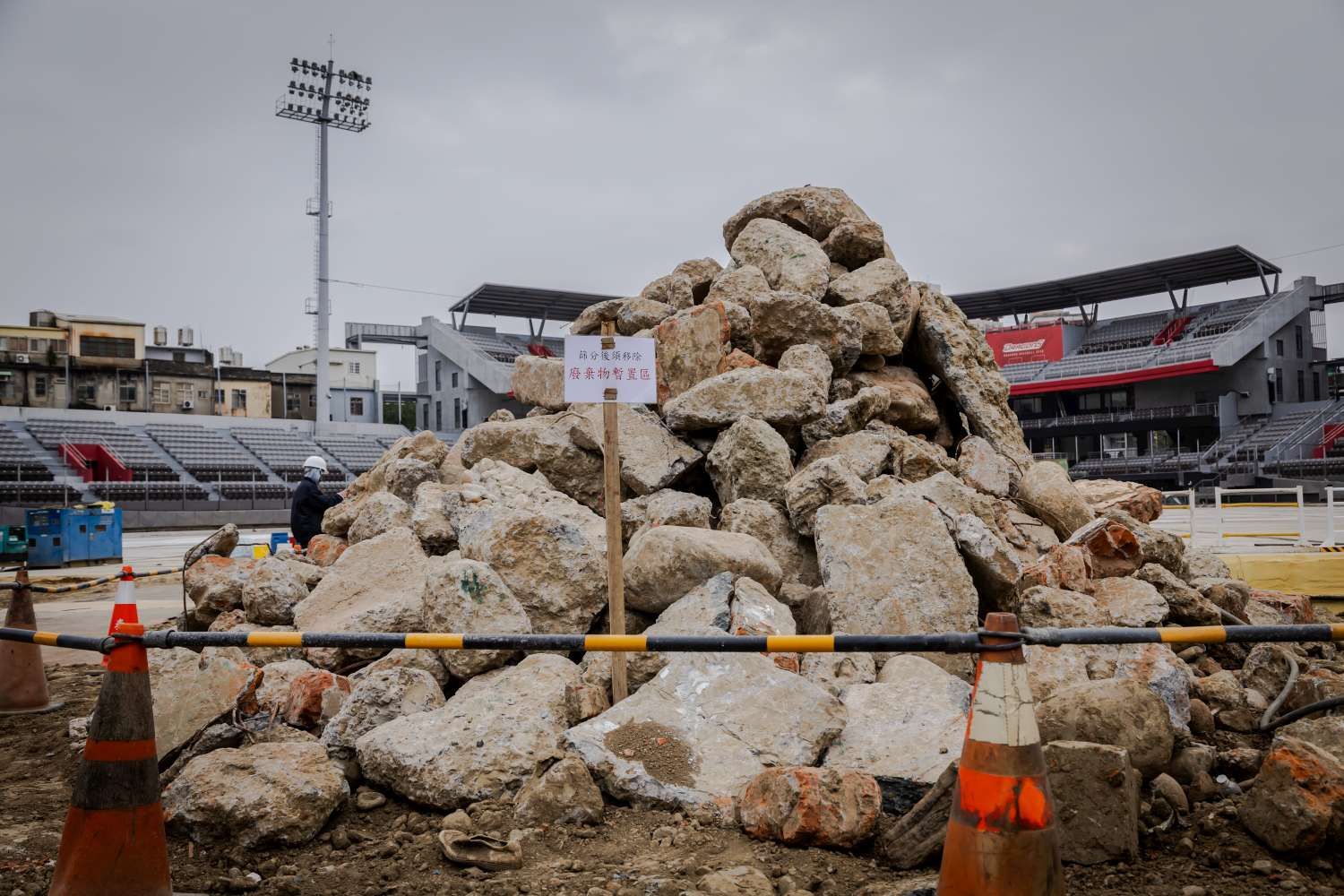 20260108-新竹市長高虹安視察新竹棒球場改善工程，回填層中混雜的混凝土塊、紅磚塊、鋼筋及其他營建廢棄物。（新竹市政府提供）