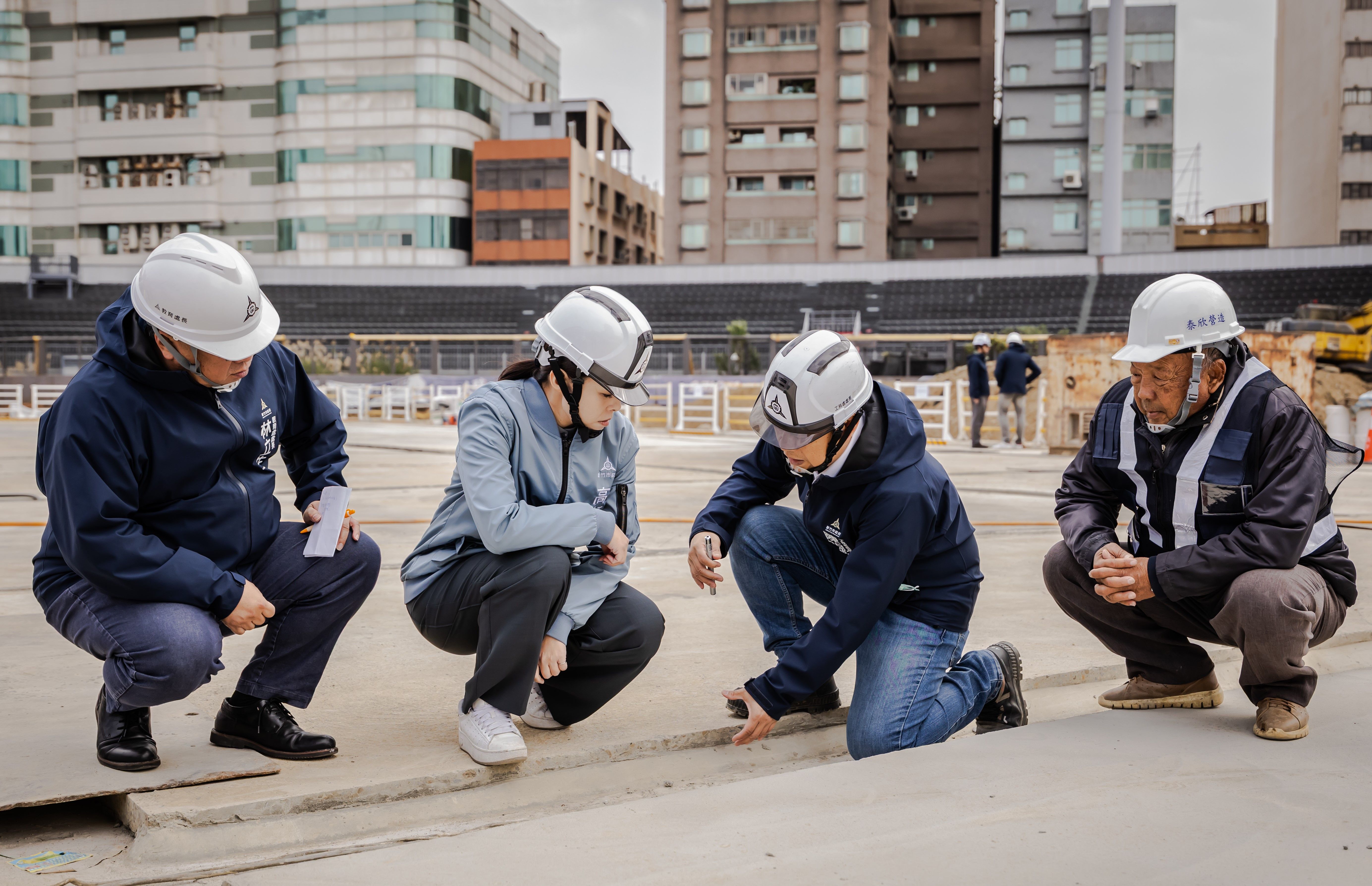 高虹安市長視察排水系統改善工程及人工草皮鋪設等重點項目。（圖／新竹市政府提供）