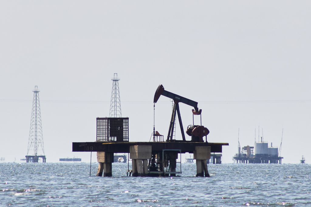 委內瑞拉境內的離岸油井。（美聯社）