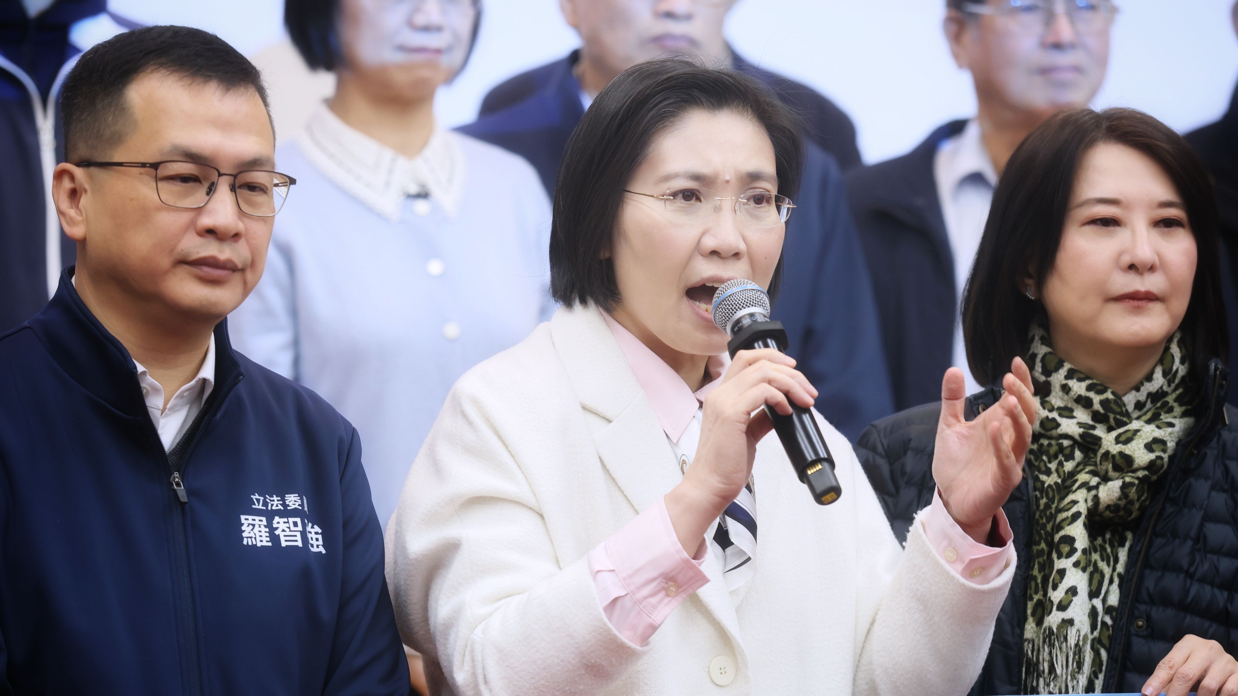 20260109-國民黨立委徐欣瑩（中）9日舉行「國會挺欣瑩，新竹一定贏！」記者會。（柯承惠攝）