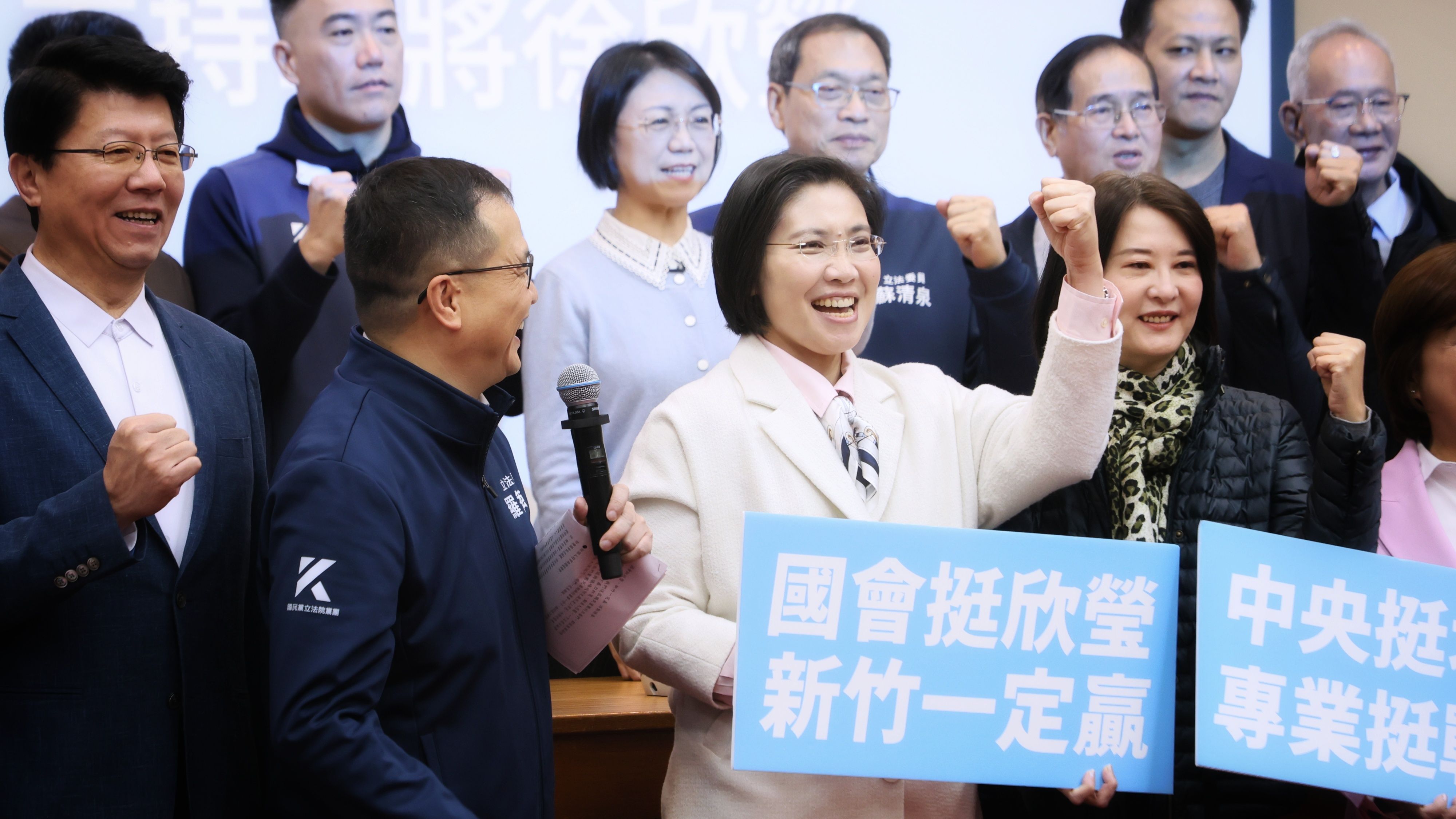 20260109-國民黨立委徐欣瑩（中）9日舉行「國會挺欣瑩，新竹一定贏！」記者會。（柯承惠攝）