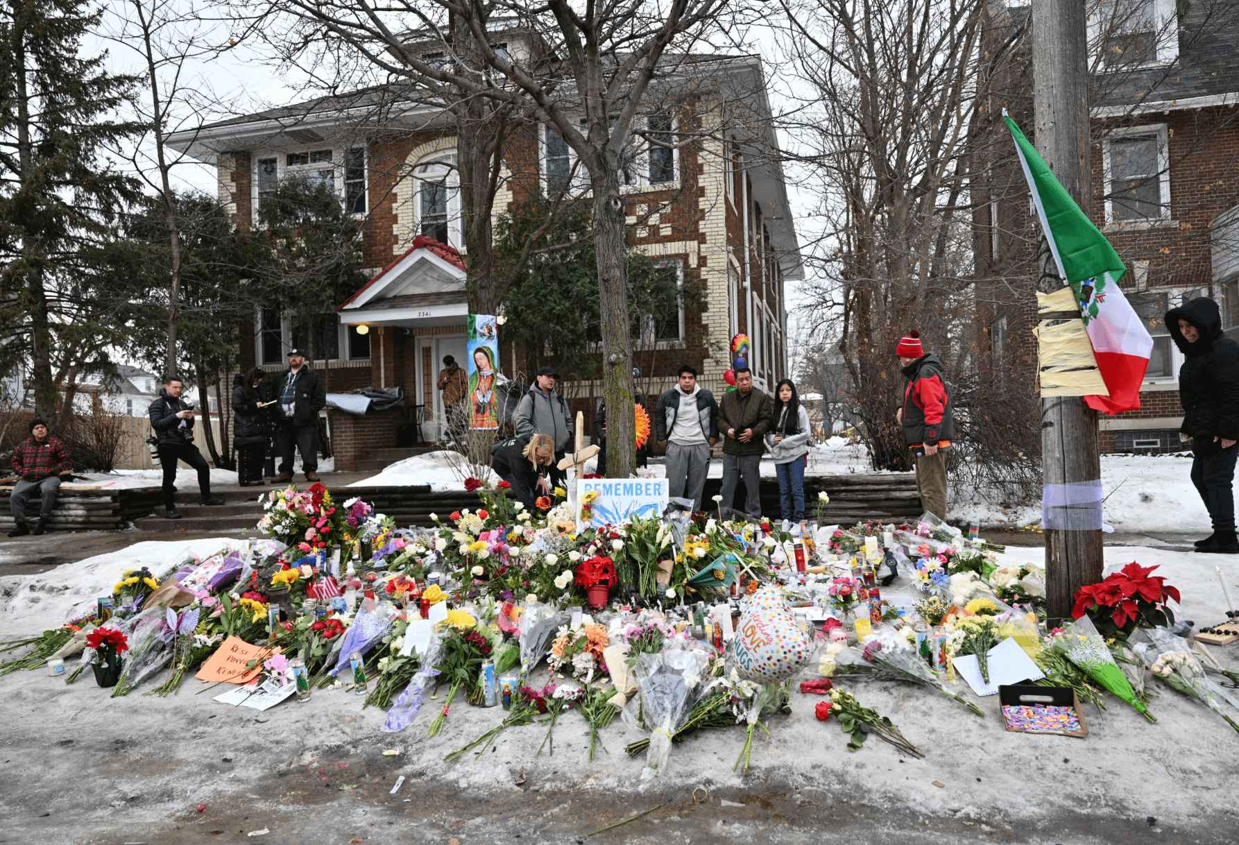 2026年1月8日，人們在悼念明尼蘇達州一名遭ICE執法人員射殺身亡的美國公民古德（Renee Good）。