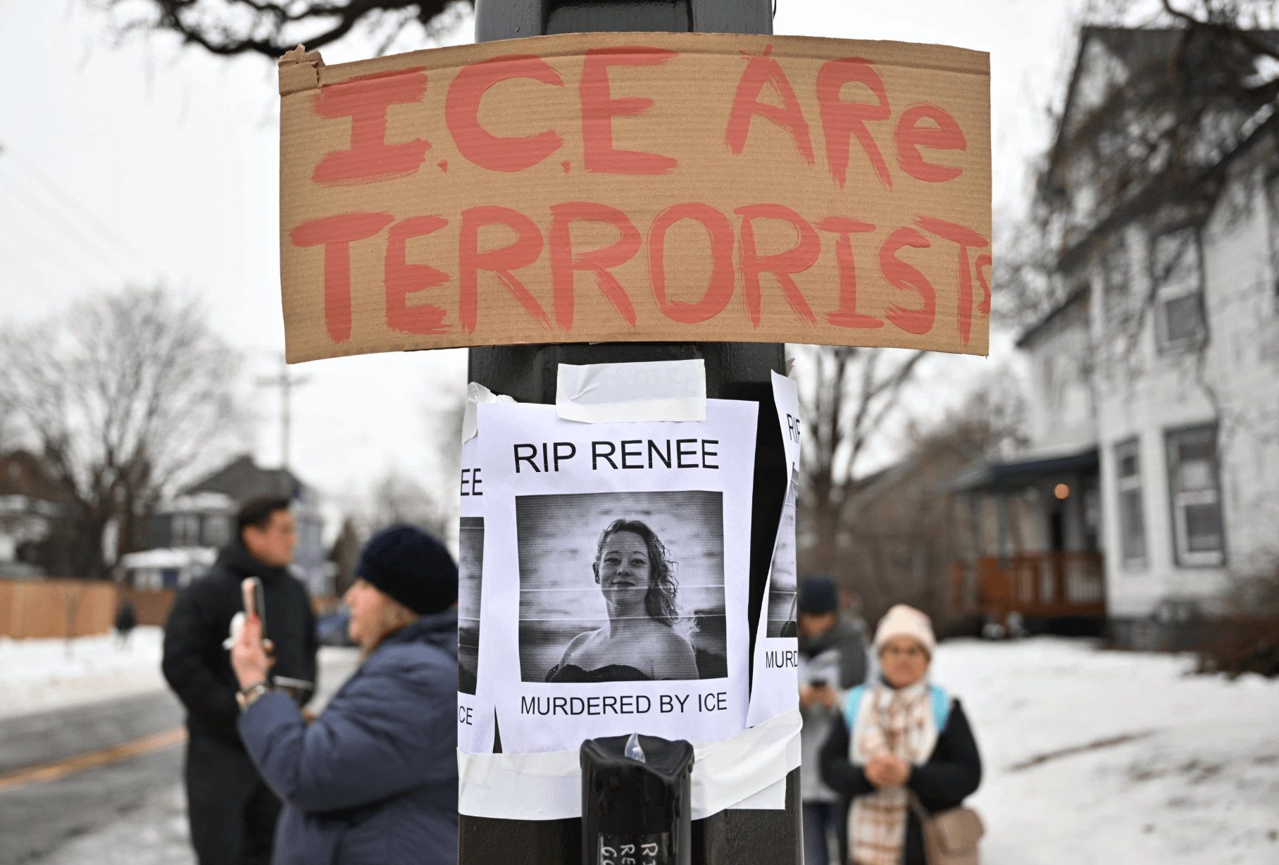 2026年1月7日，明尼蘇達州一名37歲的美國公民古德（Renee Good）遭ICE執法人員槍殺，街頭標語寫著：「ICE是恐怖份子」、「被ICE謀殺的古德，請安息」。（美聯社）