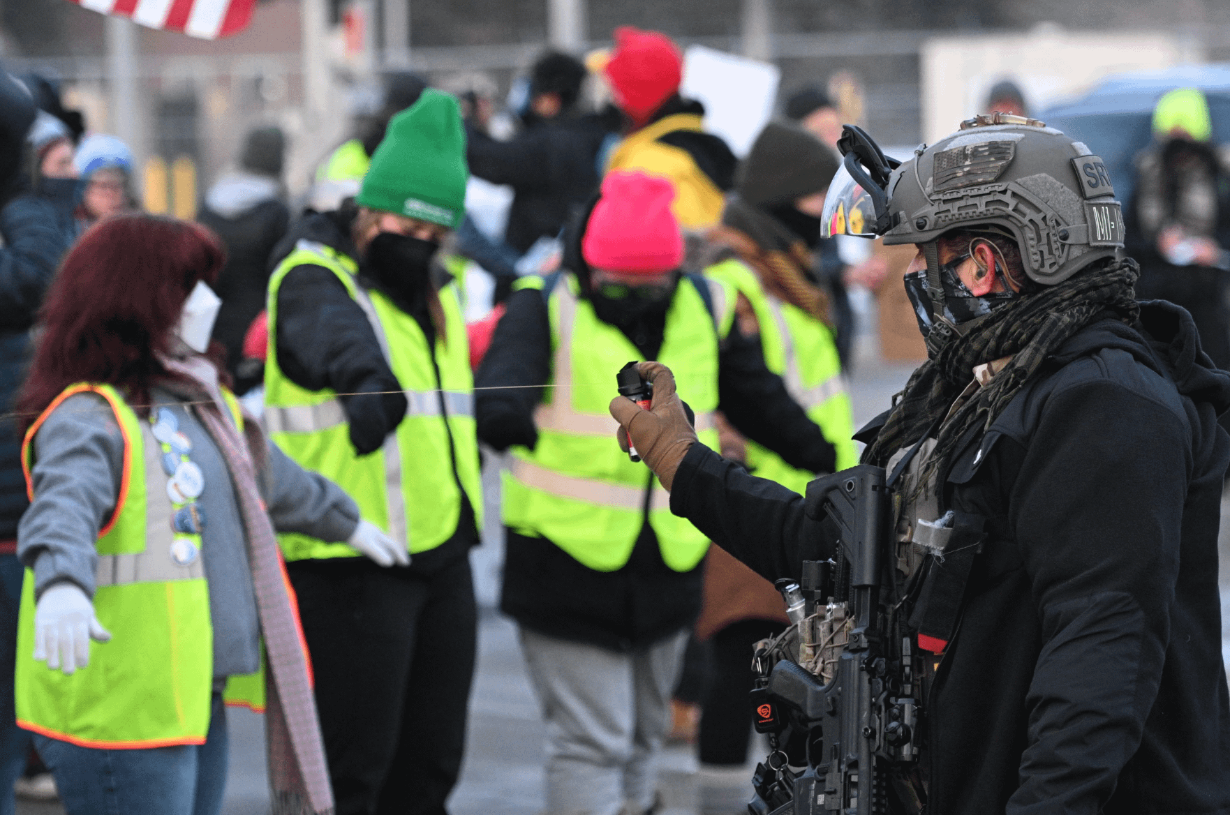 2026年1月8日，憤怒群眾走上街頭，抗議ICE執法人員槍殺一位美國公民古德（Renee Good），示威民眾遭執法人員噴灑辣椒水驅逐。（美聯社）