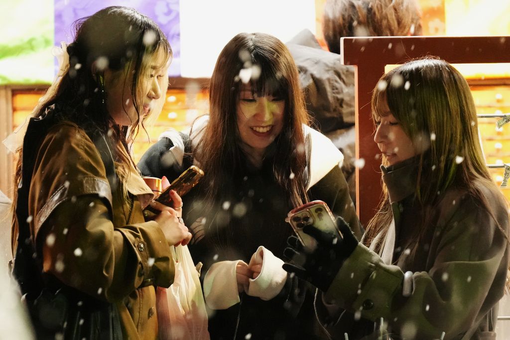 在東京街頭逛街的日本年輕女性。（美聯社）