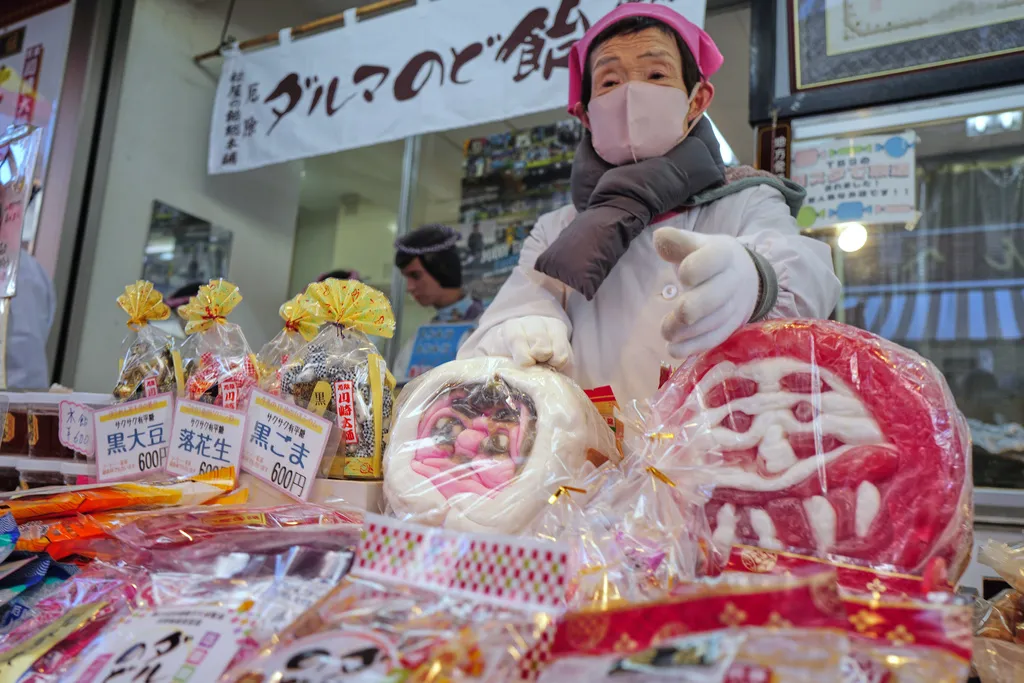 日本東京商店販售新年應景商品。（美聯社）