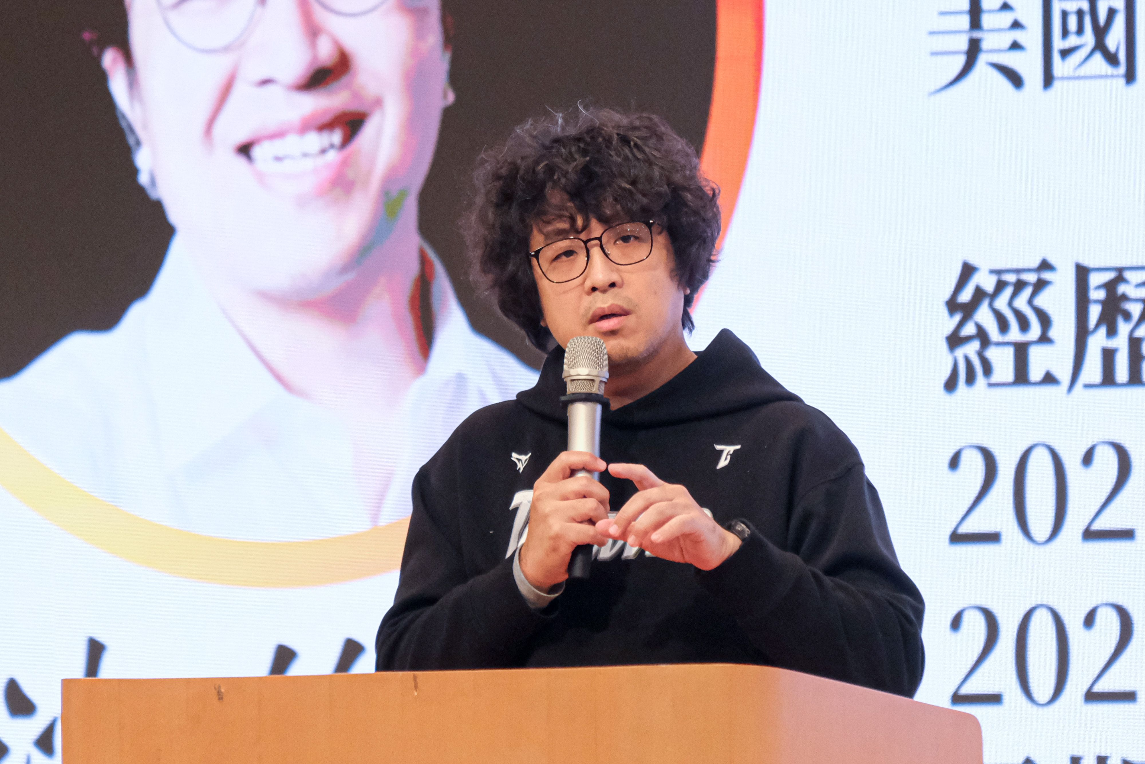 20260109-インド太平洋戦略シンクタンクのシンポジウム「中国といかに向き合うべきか」が9日、張栄発基金会で開かれた。写真は民進党立法委員・沈伯洋氏。（劉偉宏撮影）