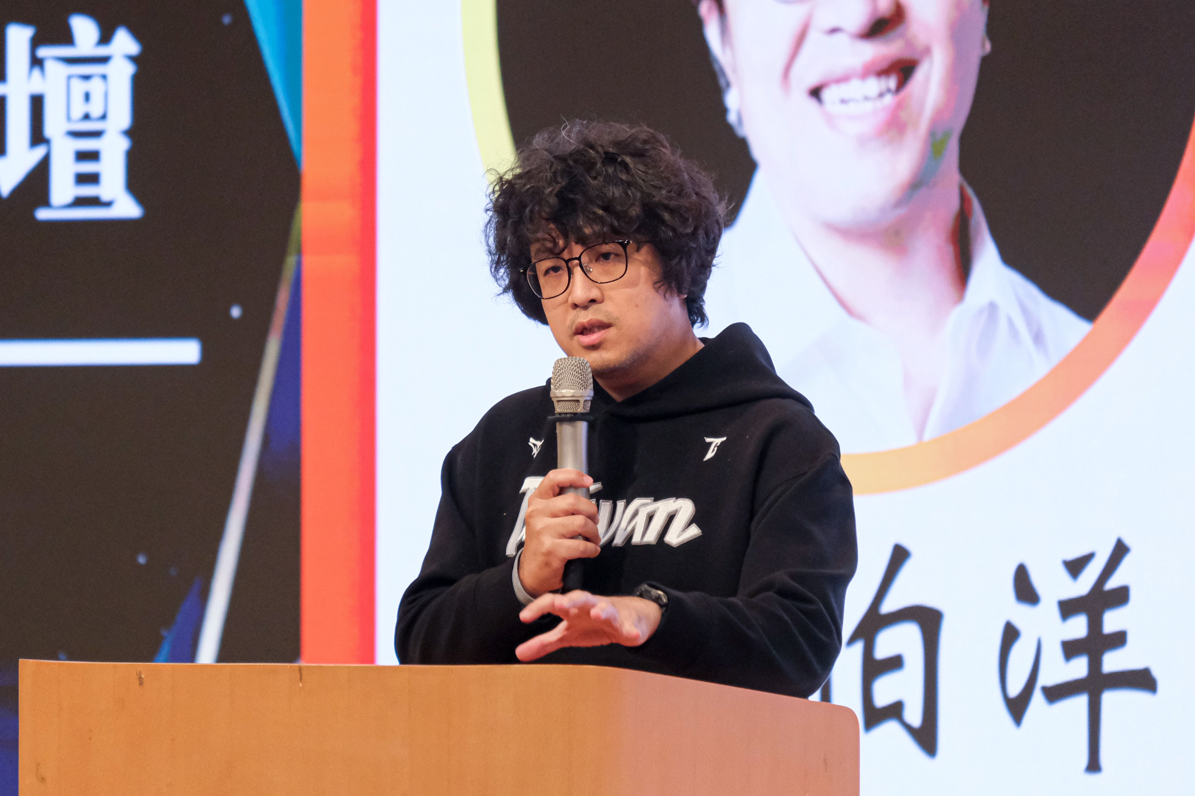 2026年1月9日、インド太平洋戦略シンクによる「中国とどう向き合うべきか」をテーマにしたシンポジウムが開催された。写真は民進党の沈伯洋立法委員。（劉偉宏撮影）