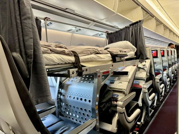 日本有網友搭乘日本航空時，意外發現其針對特殊醫療需求的貼心安排，這項做法獲得讚賞。（圖／U Lifestyle提供）