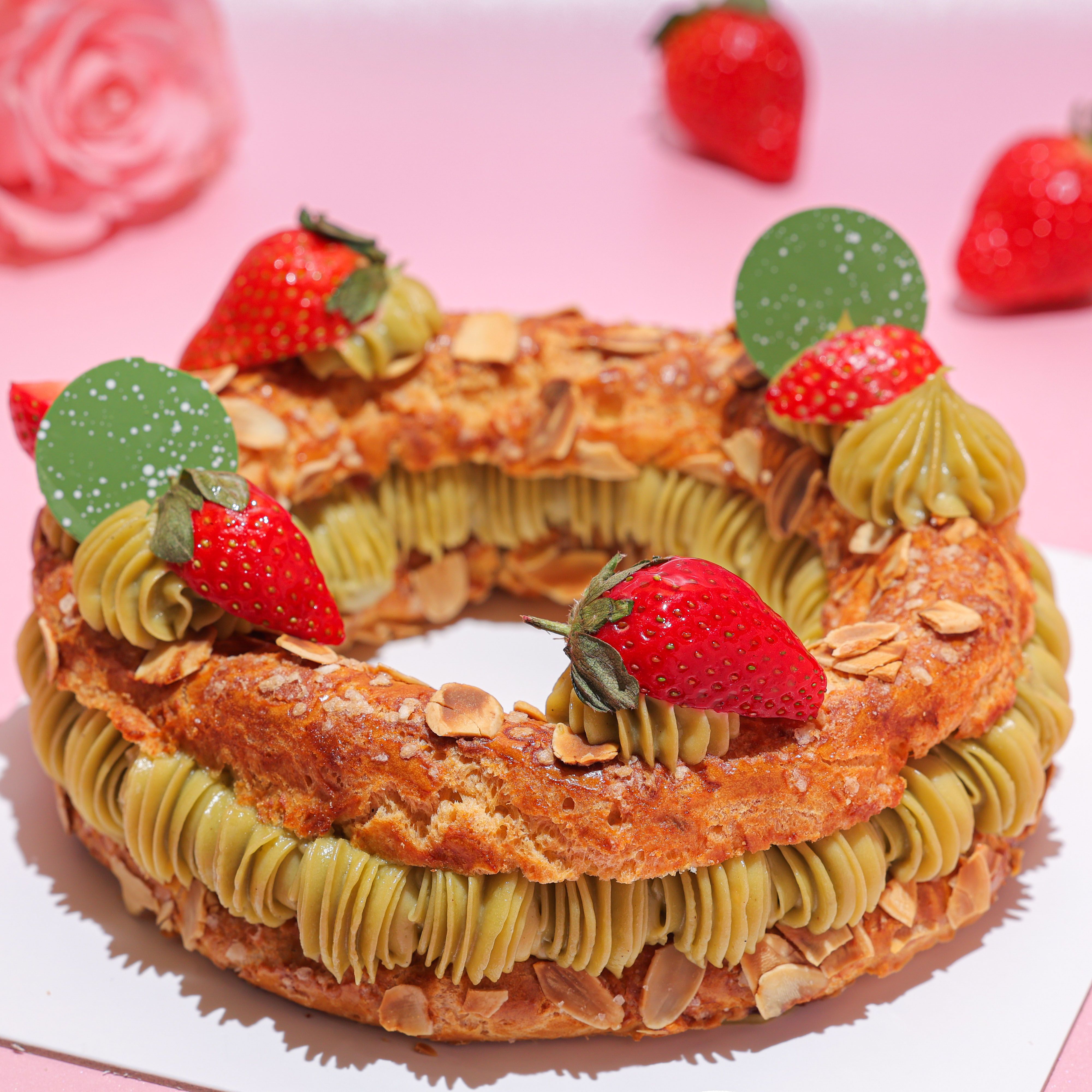 「法式經典草莓慕斯蛋糕」以手指餅乾海綿與香草慕斯林堆疊整顆草莓，口感輕盈而富視覺張力。（圖/台北晶華酒店）