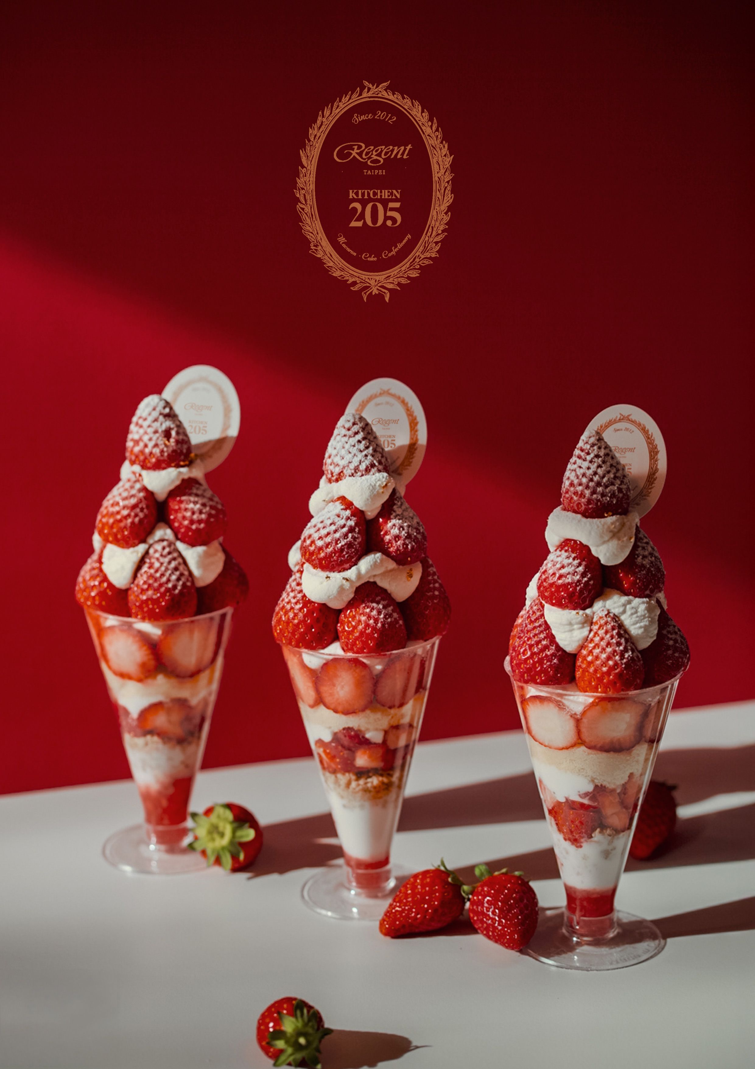 外帶販售的「冬日草莓帕妃」以鮮草莓、鮮奶油、優格與燕麥層層堆疊，杯裝形式便於攜帶與分享，適合節慶聚會或送禮。（圖/台北晶華酒店）