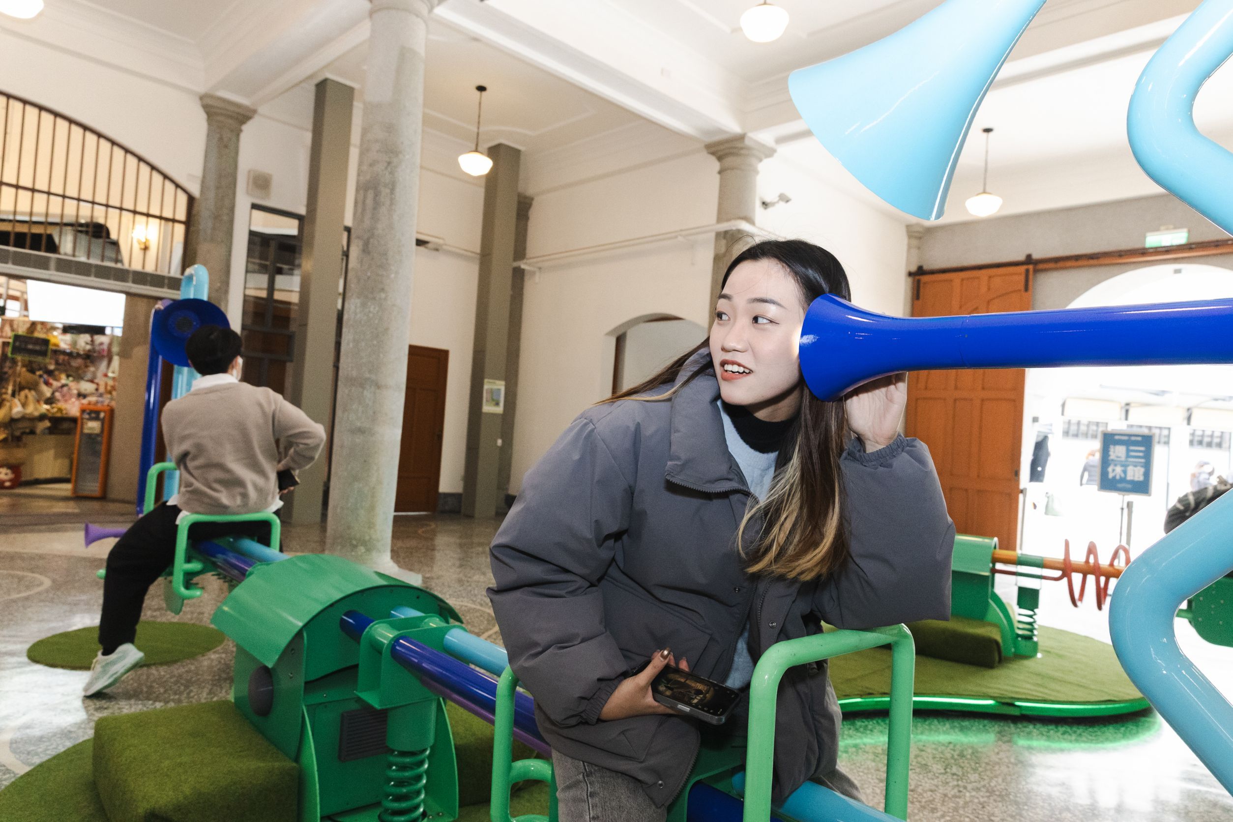 60萬優選作品《聽你說的當下》，以背對式翹翹板邀請人們重新學習聆聽。