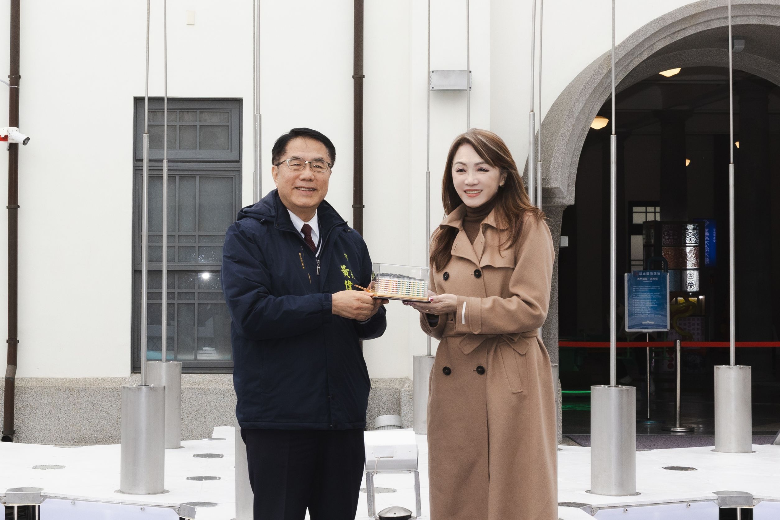 臺北文創總經理劉麗惠(右)代表致贈紀念品感謝臺南市政府協力移展。
