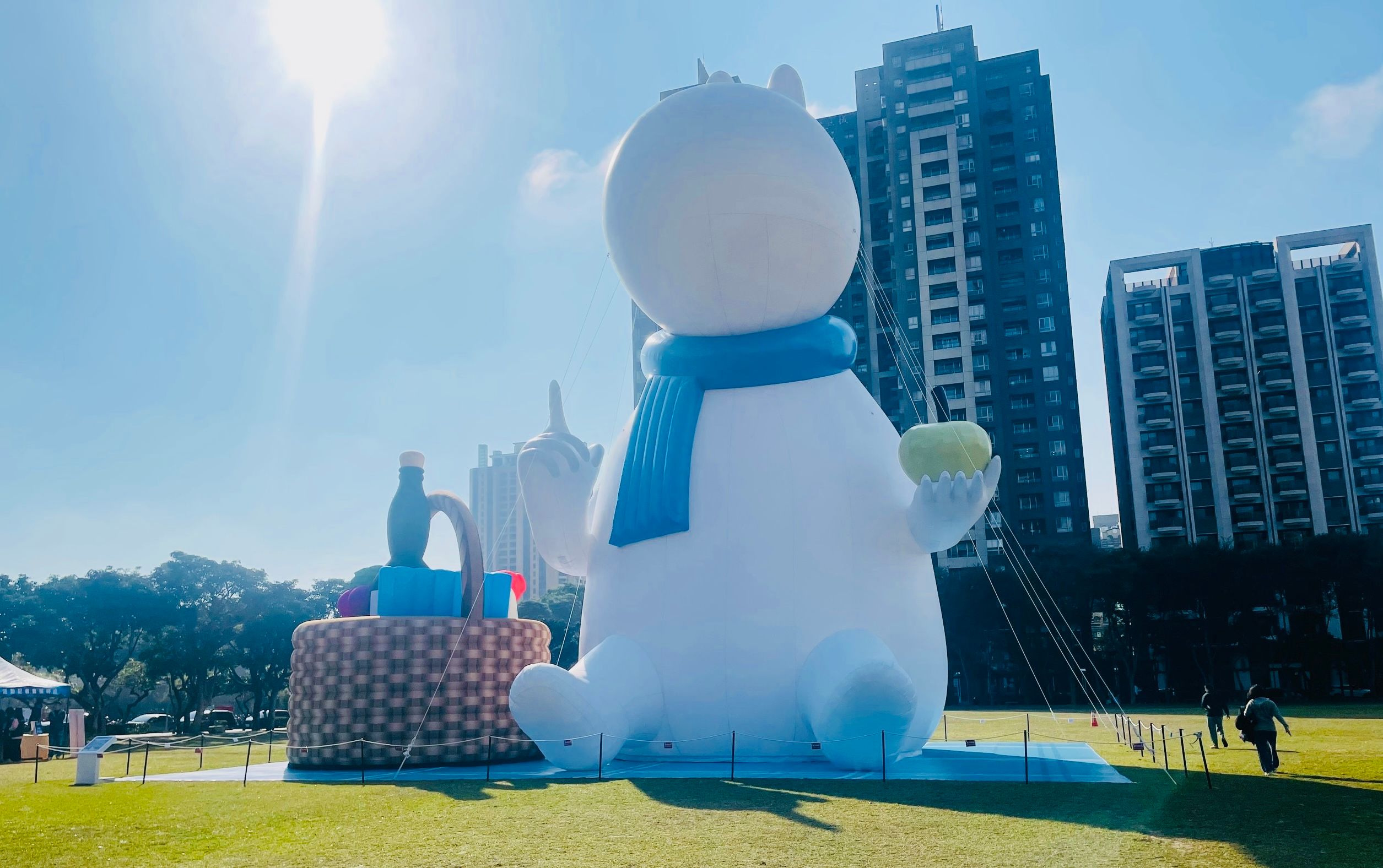 首波在台中市民廣場亮相的「巨型姆明」，不只是「全台最高」的氣偶，還是「全世界最大」的姆明。（圖/王秀禾攝）