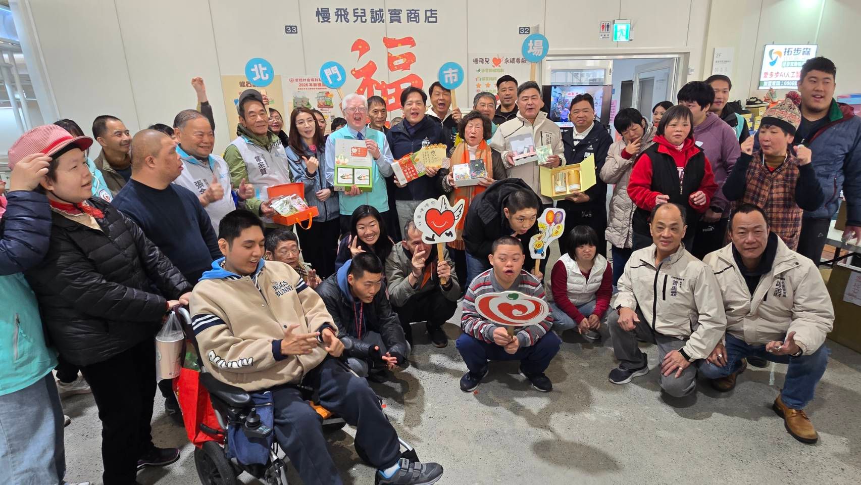 愛恆社福基金會9日於竹市北門市場舉辦「用一份祝福，傳遞愛與幸福」年節義賣活動。（圖／方詠騰攝）