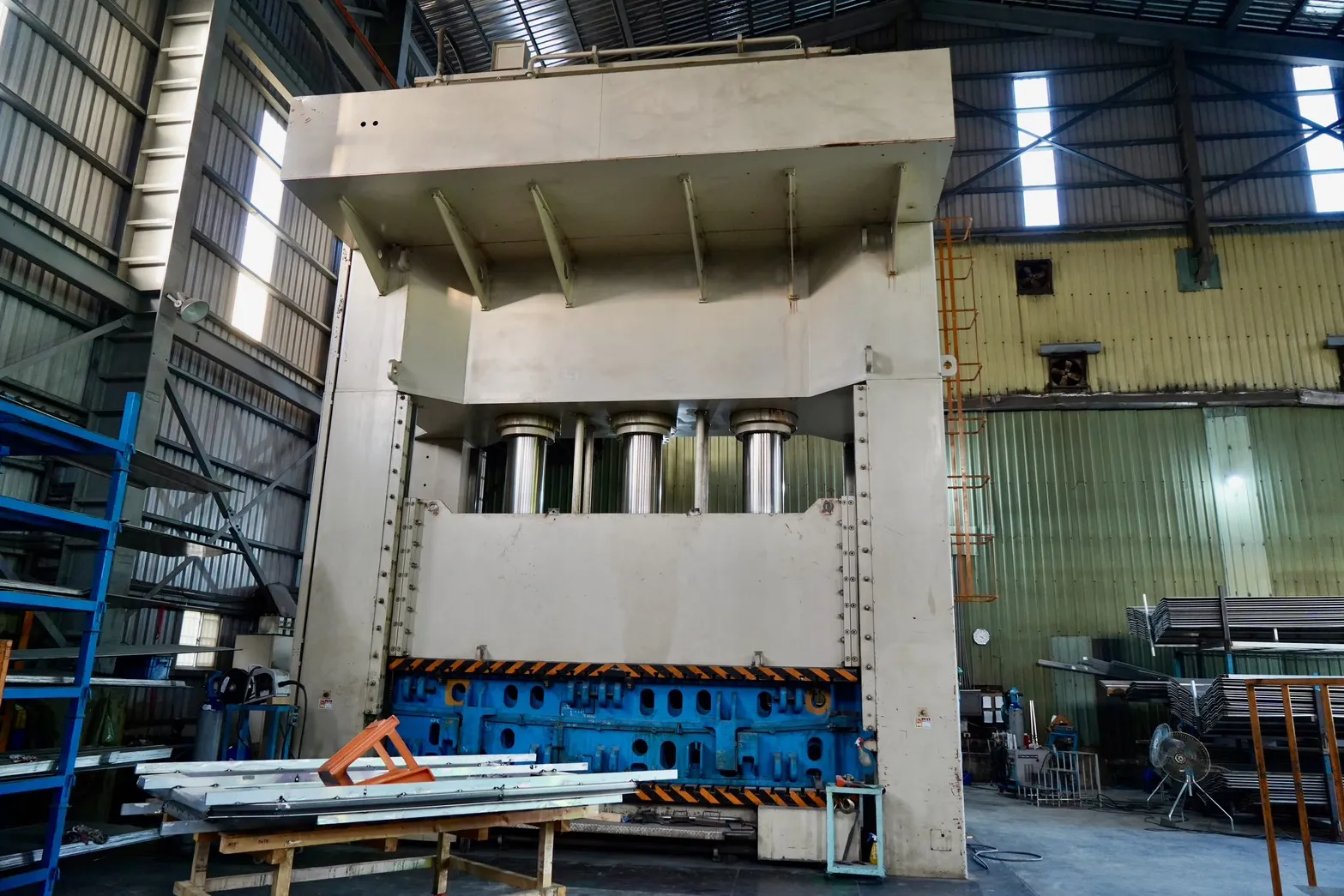 20260110-雷虎合作工廠鋁船製造、現場模具。（張曜麟攝）