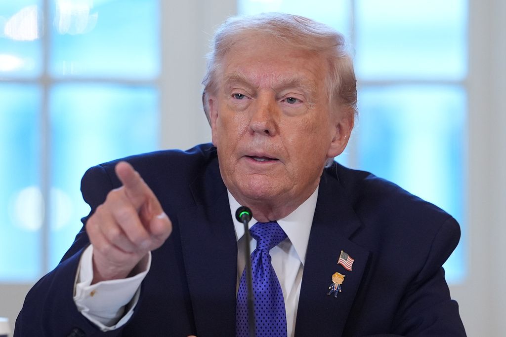 在白宮召集能源高層開會的美國總統川普。（美聯社）