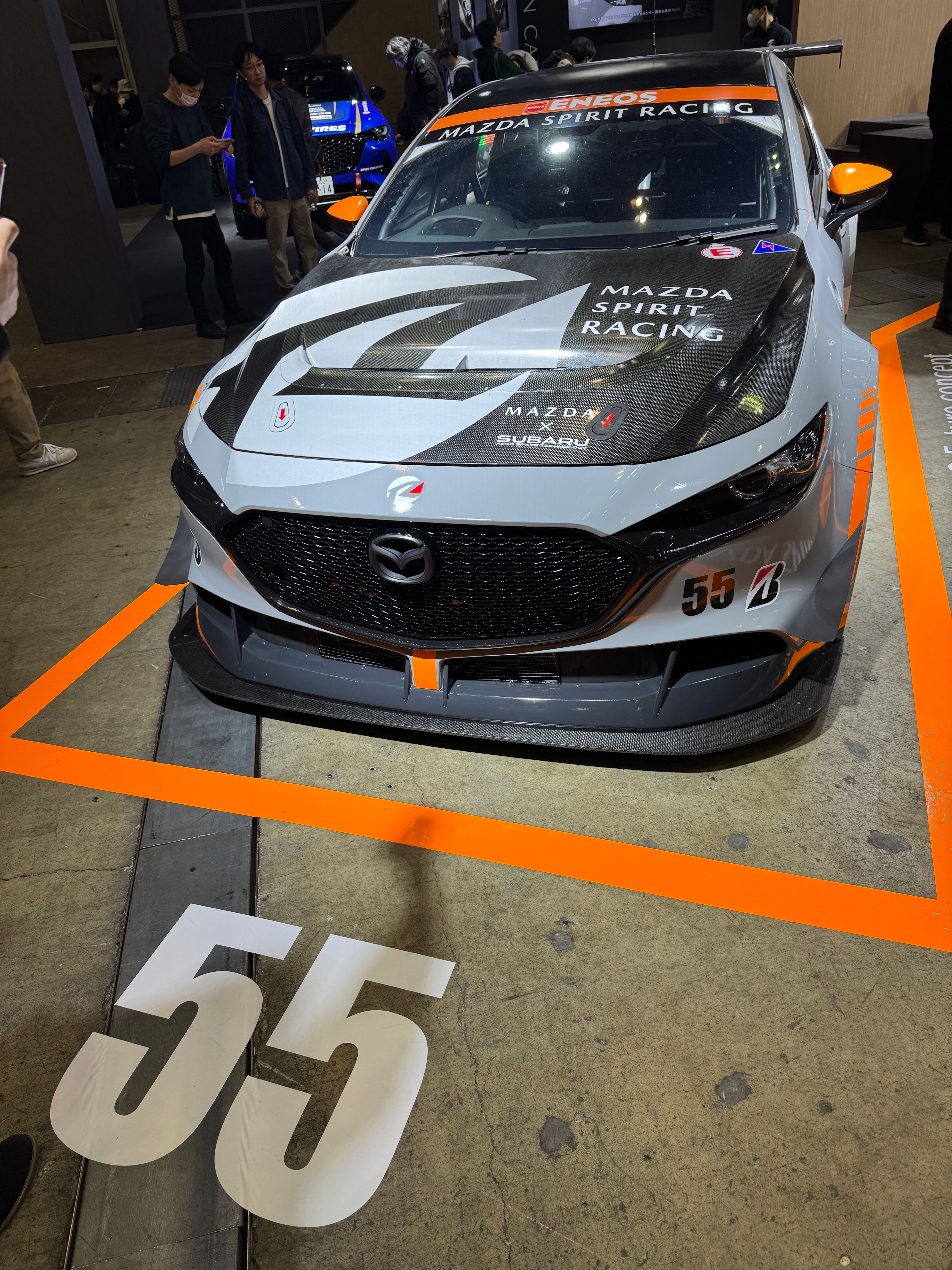 マツダは東京オートサロン2026にて、新色「ネイビーブルーマイカ」を採用した新型「CX-5」を初公開するとともに、2026年シーズンのスーパー耐久シリーズへの参戦体制を発表しました。黃信維