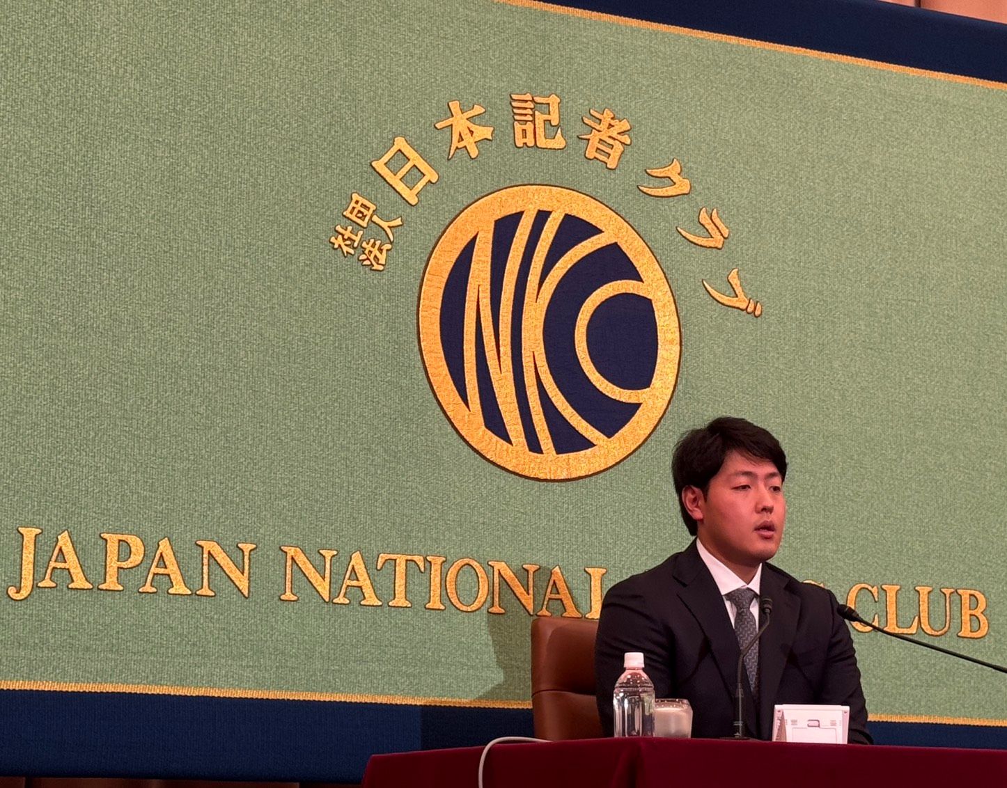 20260111-日本讀賣巨人隊當家一壘手岡本和真今（11）日上午在東京都內的日本記者俱樂部舉行記者會。（黃信維攝）