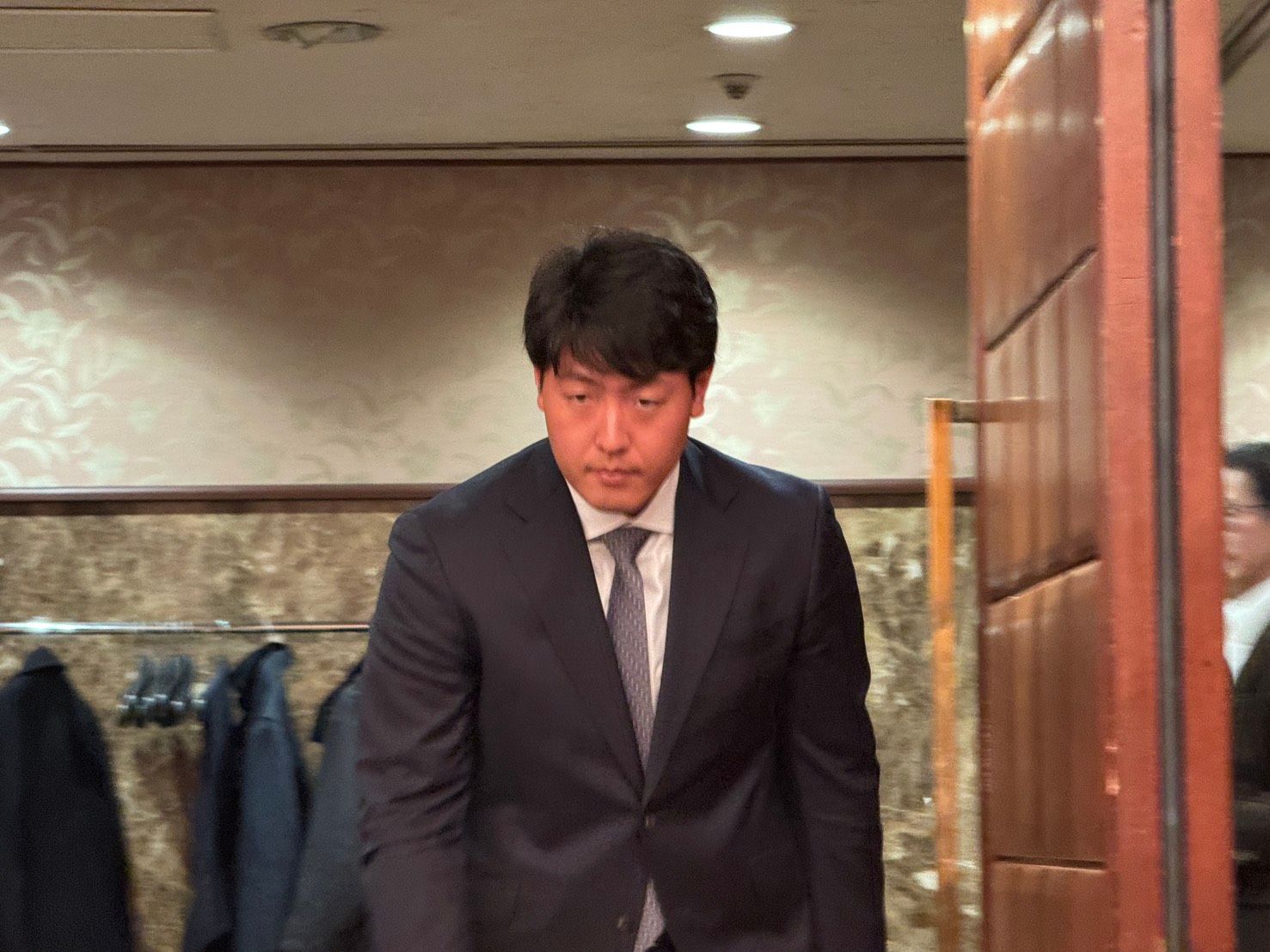 20260111-日本讀賣巨人隊當家一壘手岡本和真今（11）日上午在東京都內的日本記者俱樂部舉行記者會。（黃信維攝）