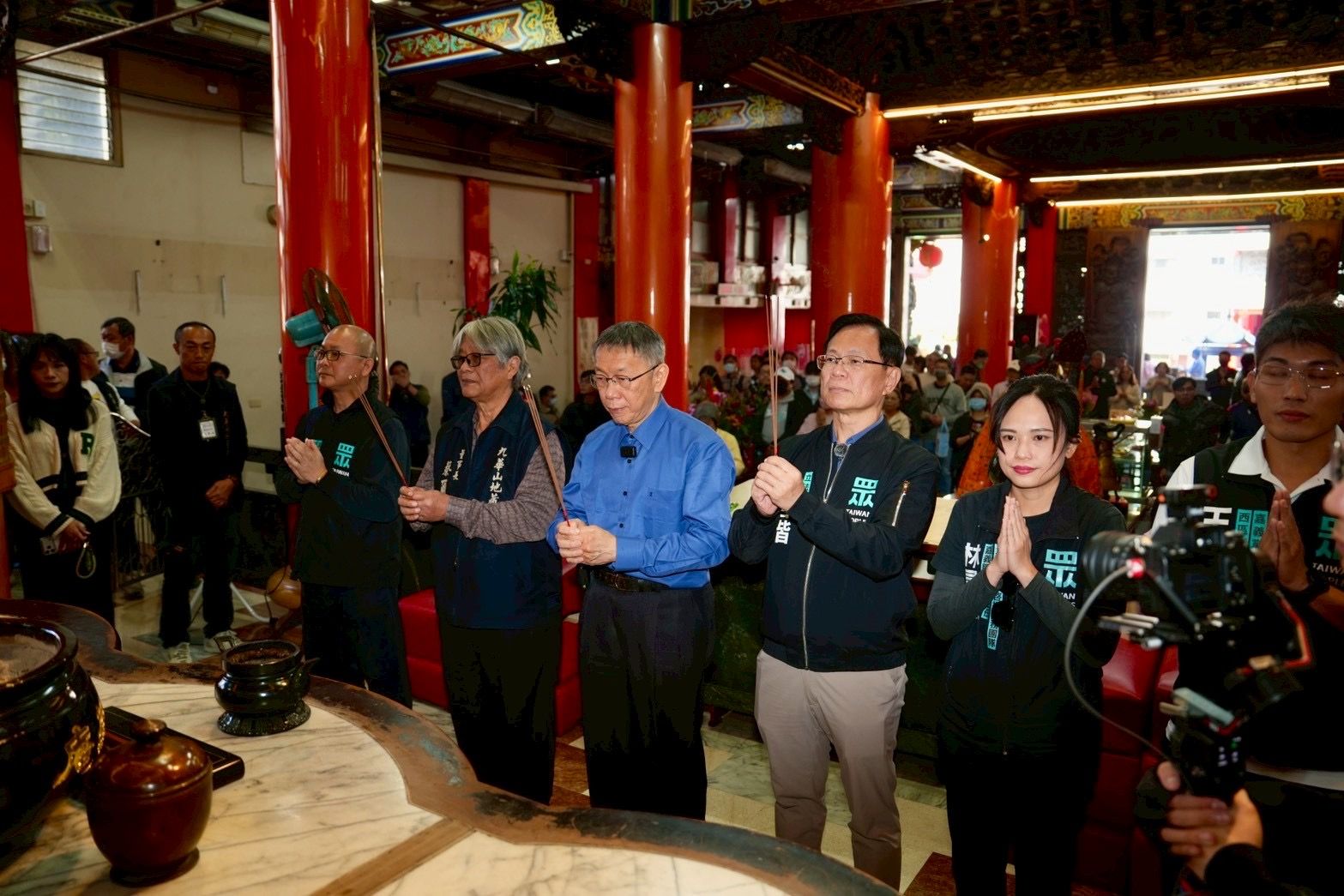 20260111-民眾黨前主席柯文哲（左三）、立委張啟楷（右三）在嘉義勤跑地方行程。（張啟楷辦公室提供）