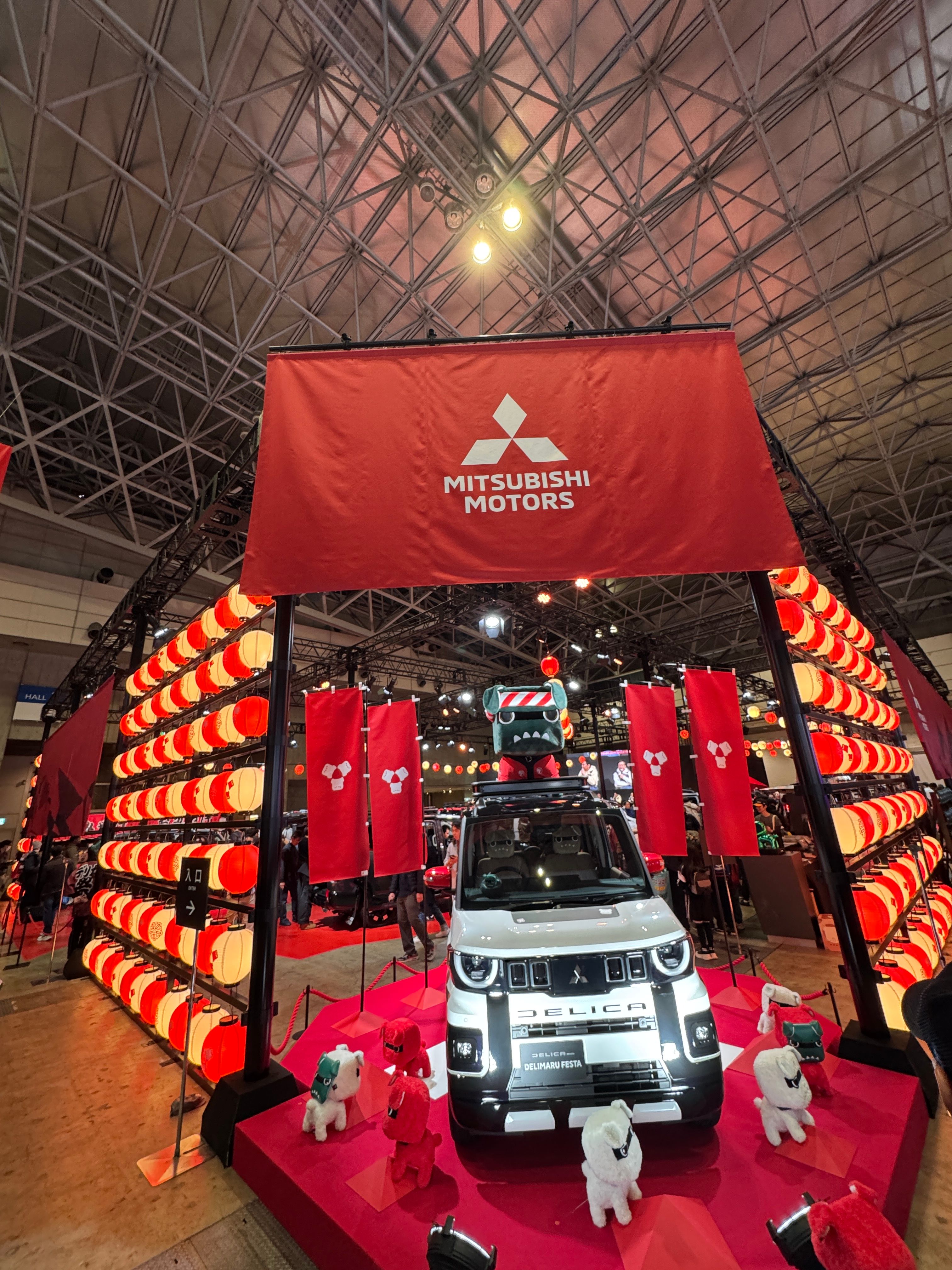 三菱自動車は東京オートサロン2026にて、新型『デリカD:5』や多様なカスタムカー計11台を出展し、「デリカ祭り」を開催した。黃信維