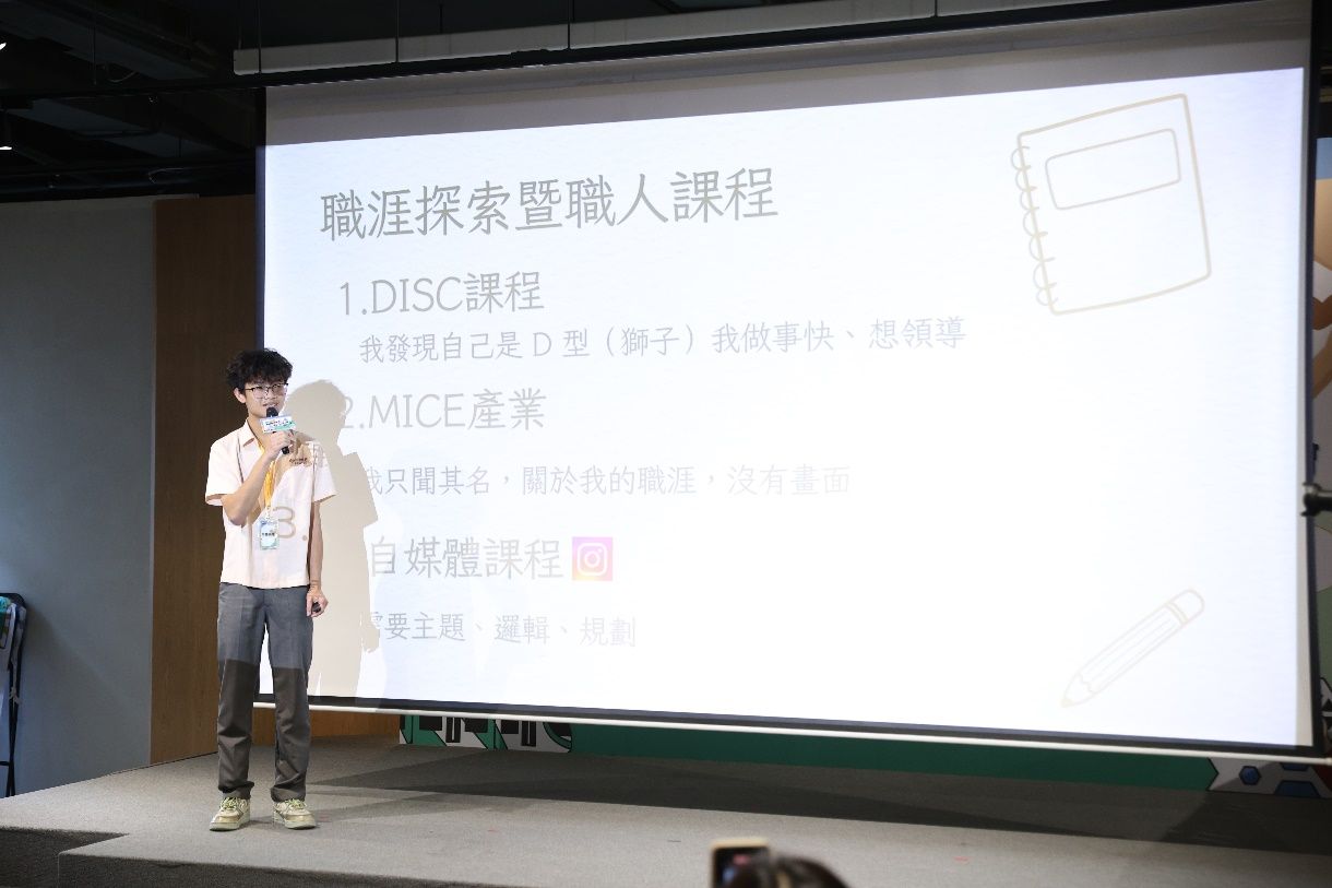 參與「職對你有港覺」計畫的優秀學生三民家商呂承恩上台分享走進企業現場的觀察與收穫,並說明如何透過實務體驗啟發學習動機,進一步思考未來職涯方向。(圖/高雄市政府青年局)