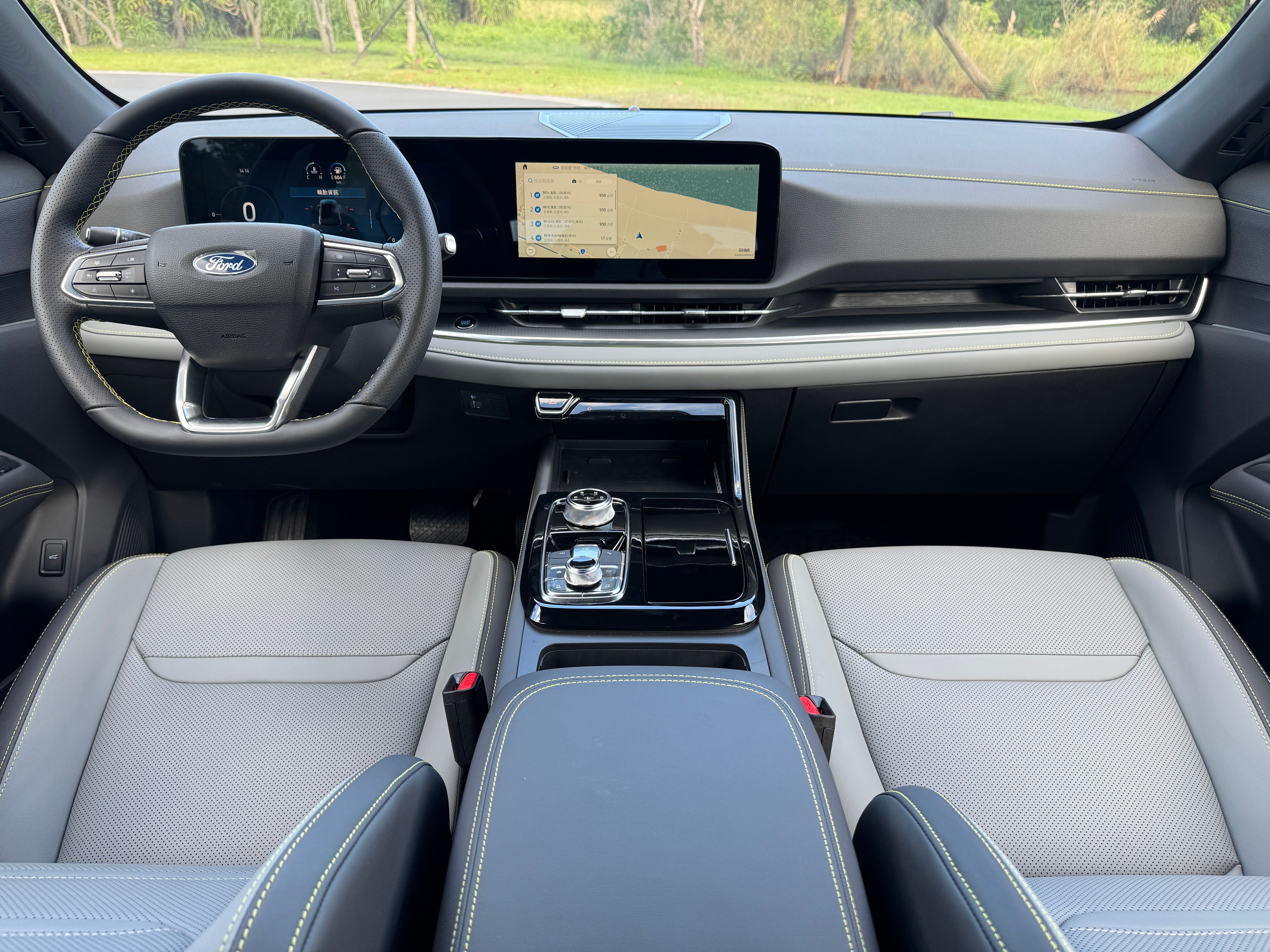 前座視野寬廣，車內採雙12.3吋螢幕。（劉芯衣攝）