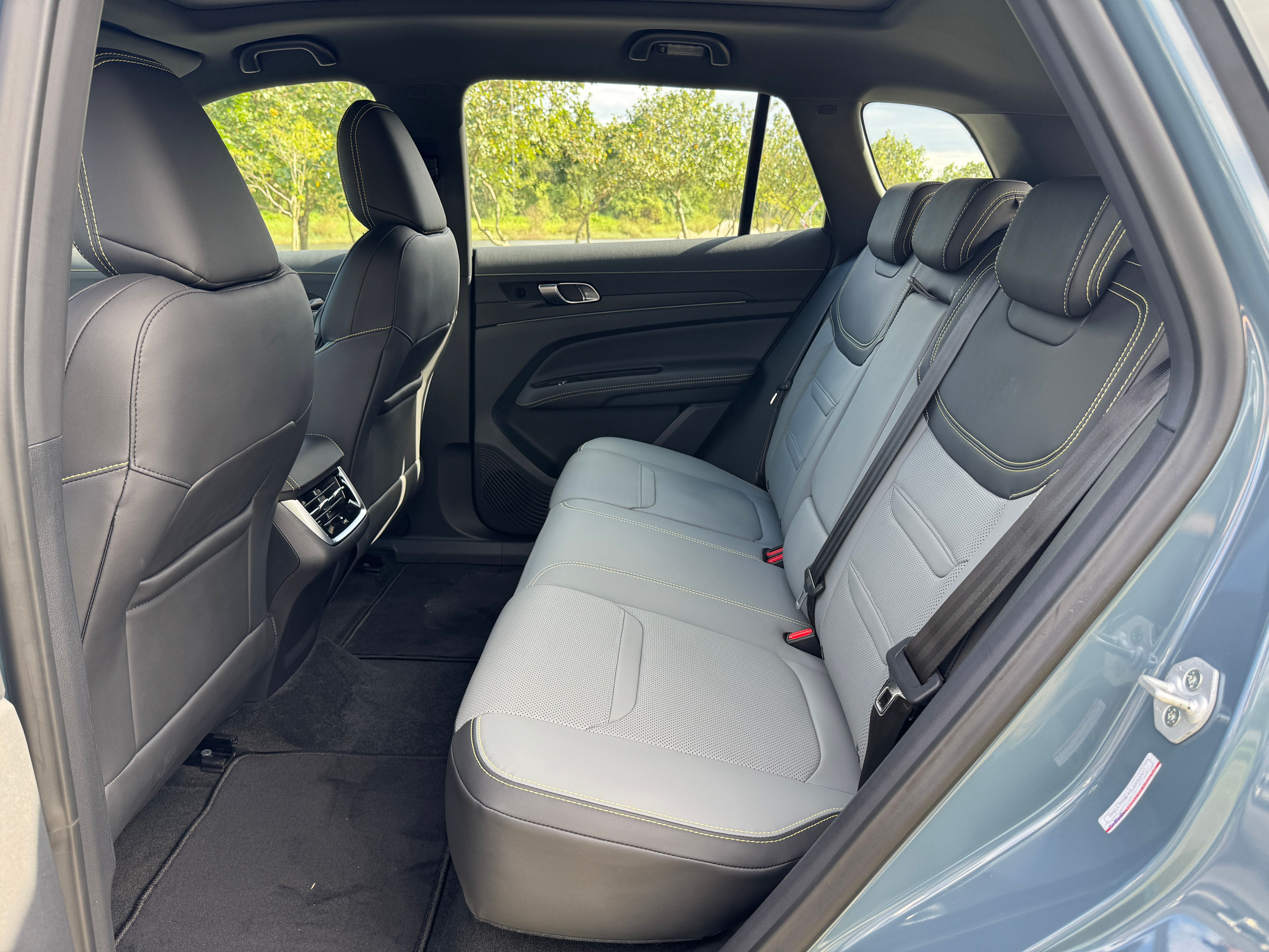 後座空間寬敞，175公分男性乘坐也不會覺得有壓迫感。（劉芯衣攝）