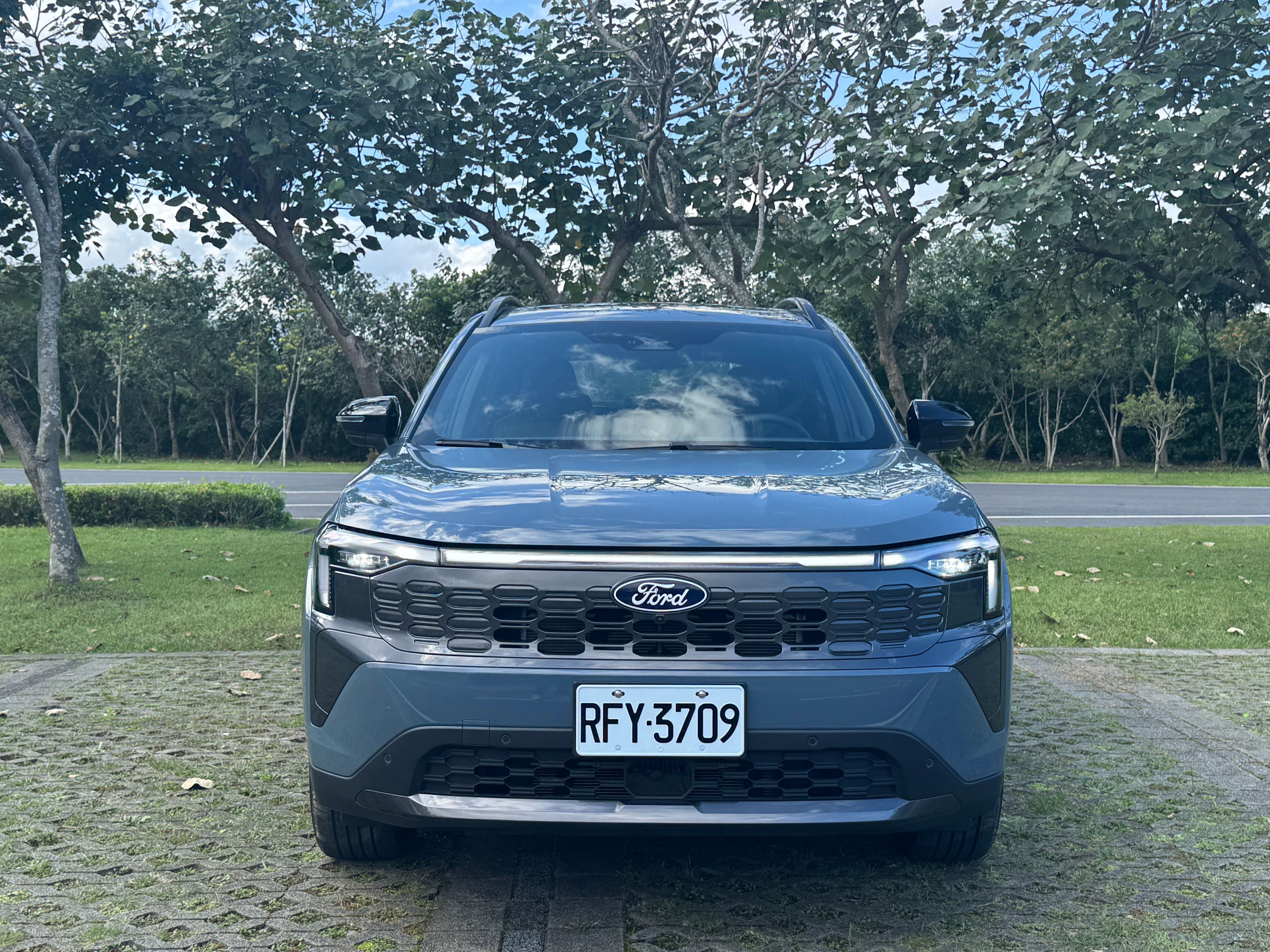 Ford Territory Hybrid採用Bronco的寬幅水箱護罩與F-150的光斧式日行燈。（劉芯衣攝）
