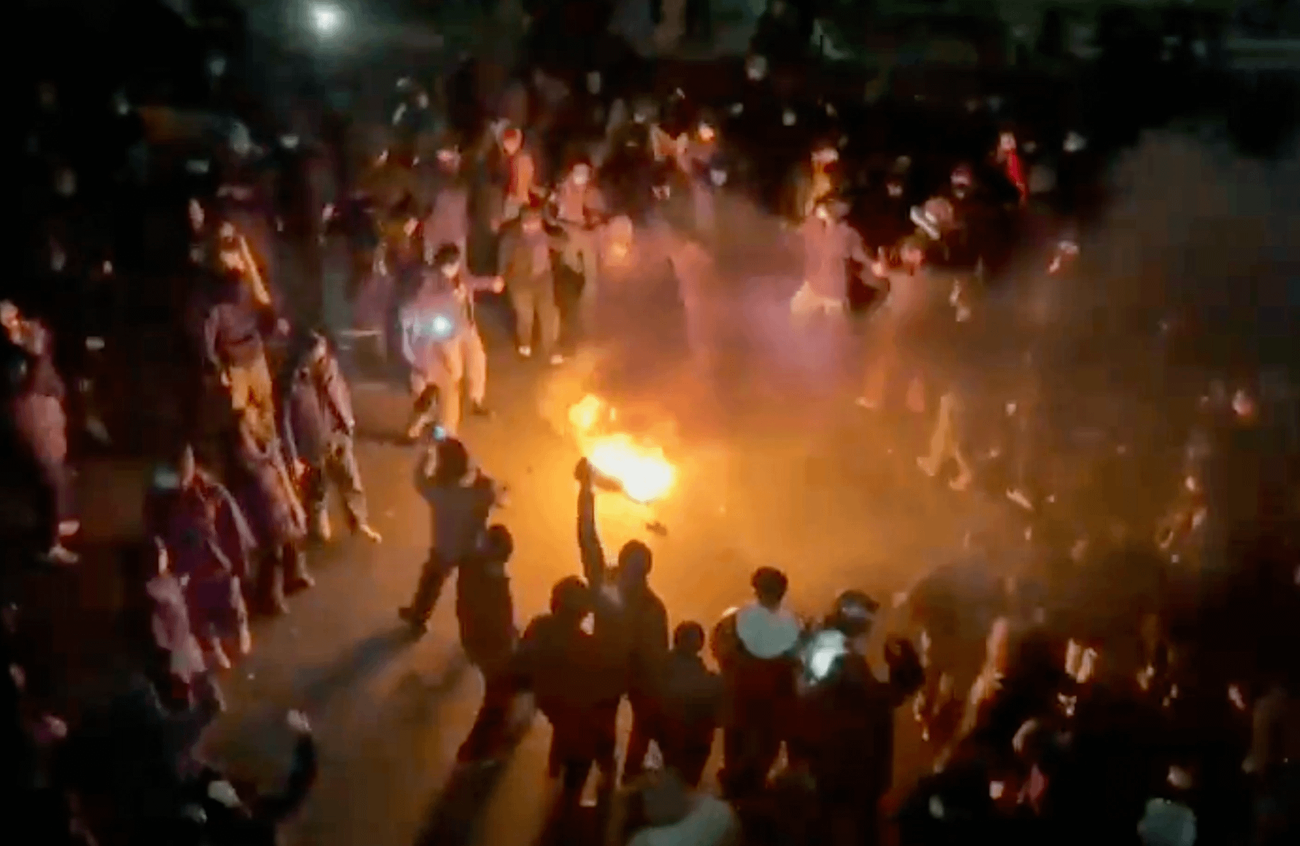 2026年1月9日，伊朗當局封鎖全國網路，但從社群媒體流出的影片可見伊朗群眾上街示威。（美聯社）