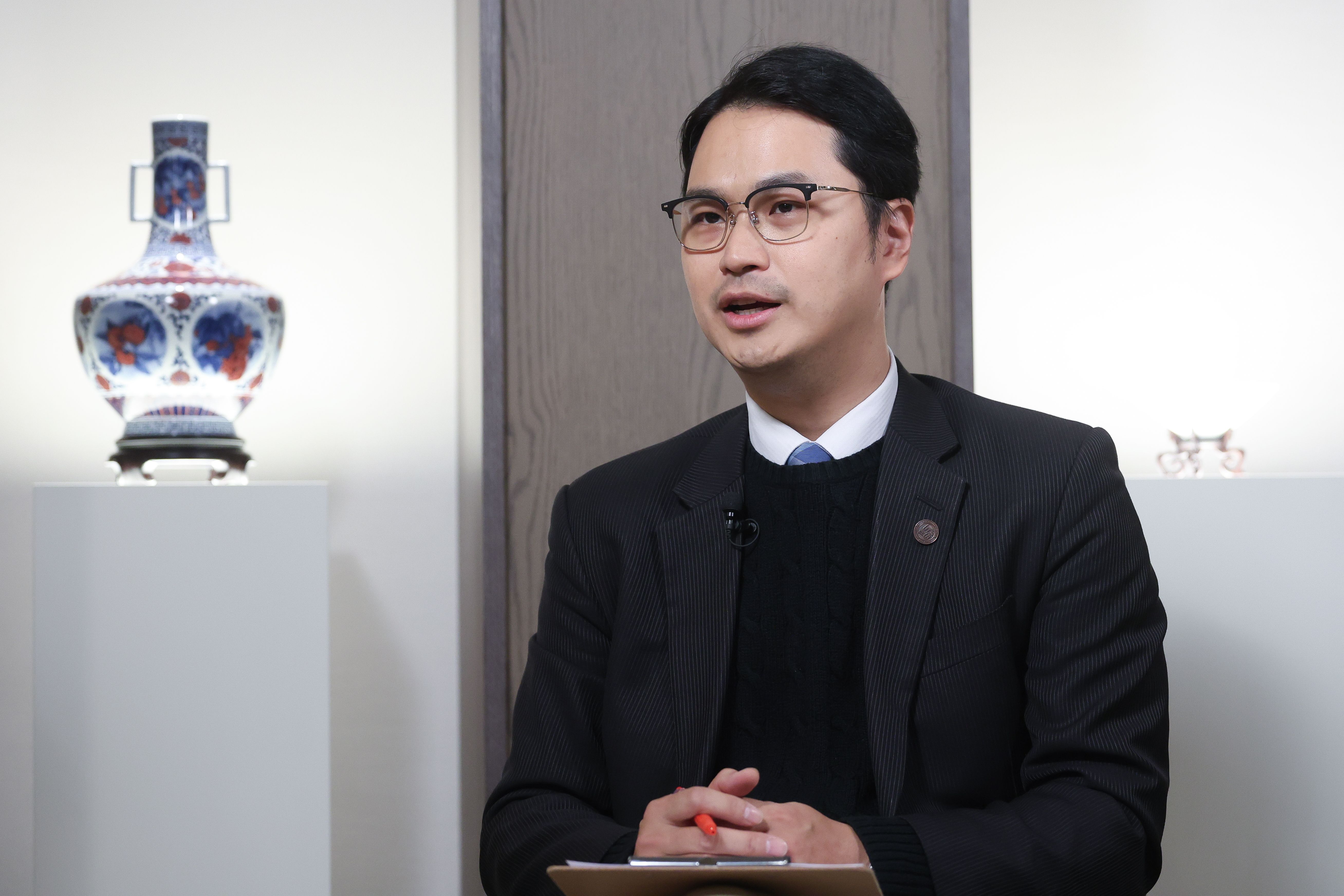 20260112-番組『下班国際線』に招かれた淡江大学国際事務・戦略研究所の馬準威助理教授と風傳媒国際両岸センターの楊騰凱記者。（陳品佑撮影）