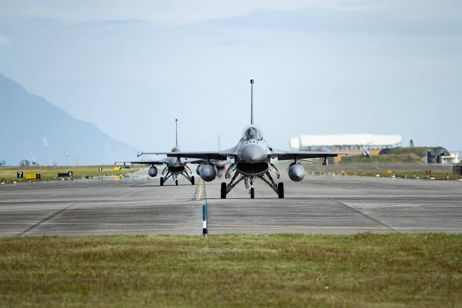 第五聯隊F-16型機於跑道滑行。（國防部提供）