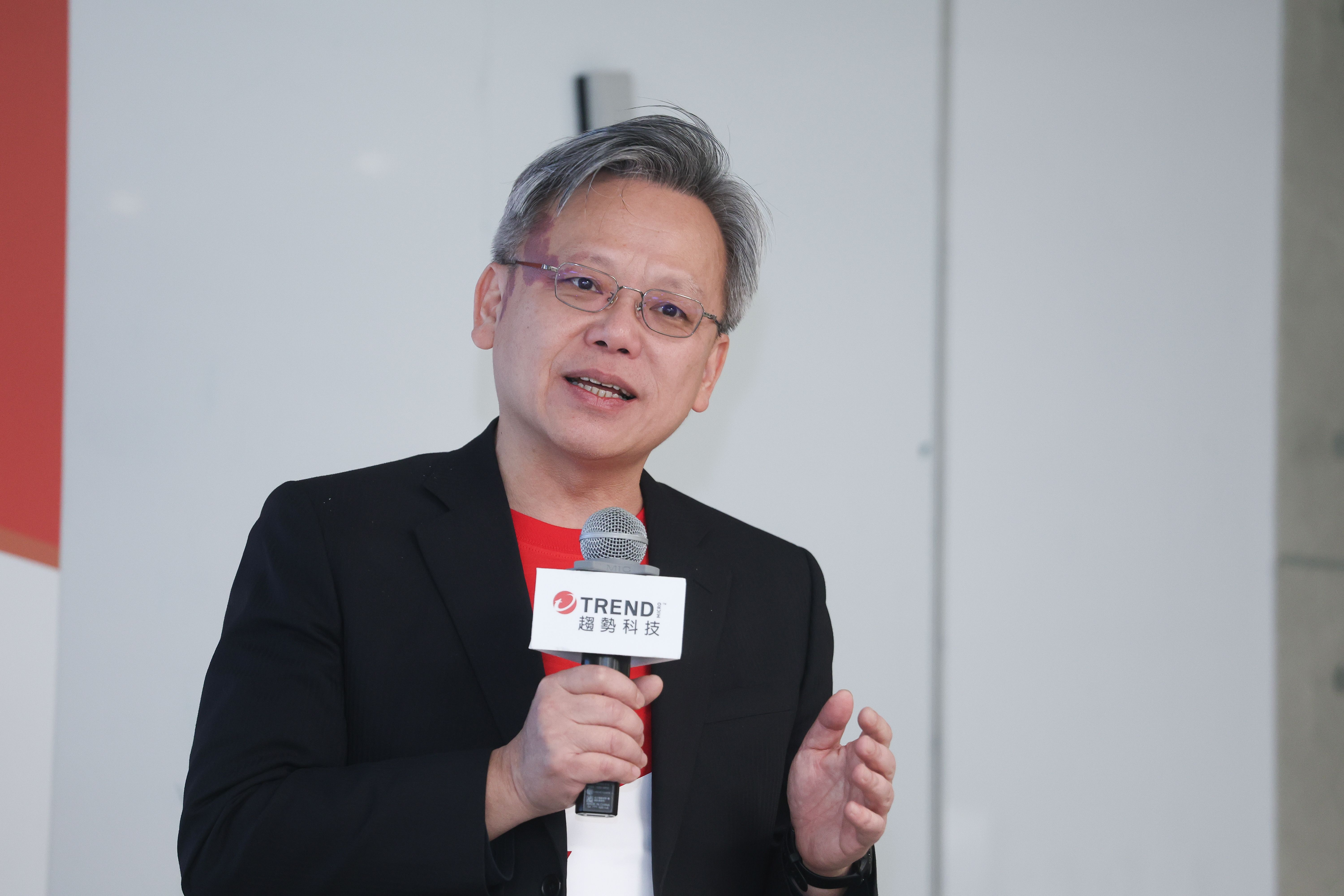 20260113-趨勢科技總經理洪偉淦與趨勢科技產品管理部協理沈政彥揭露《2026年詐騙趨勢預測》。(陳品佑攝)