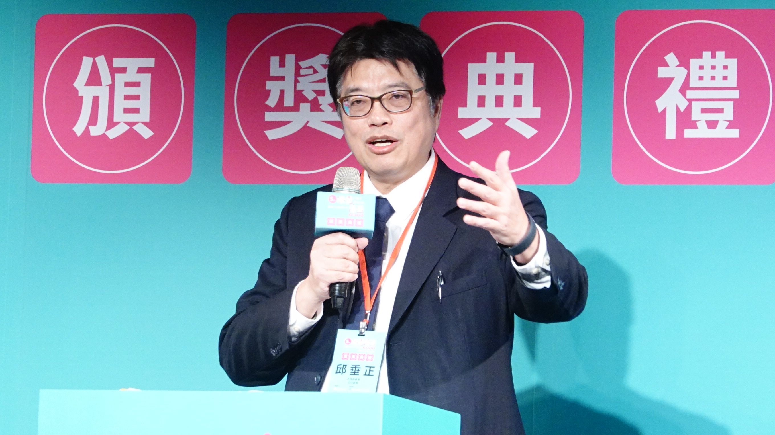 陸委會主委邱垂正出席2025第五屆「港覺濠臺IG圖文徵選活動」頒獎典禮，並接受媒體聯訪。（楊騰凱攝）