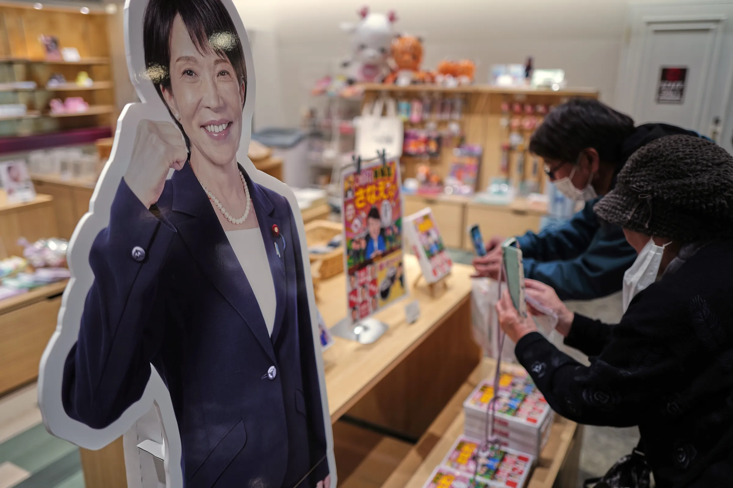 2026年1月13日，在日本首相高市早苗的家鄉奈良一家紀念品商店，擺放著高市早苗的紙板人像。（美聯社）