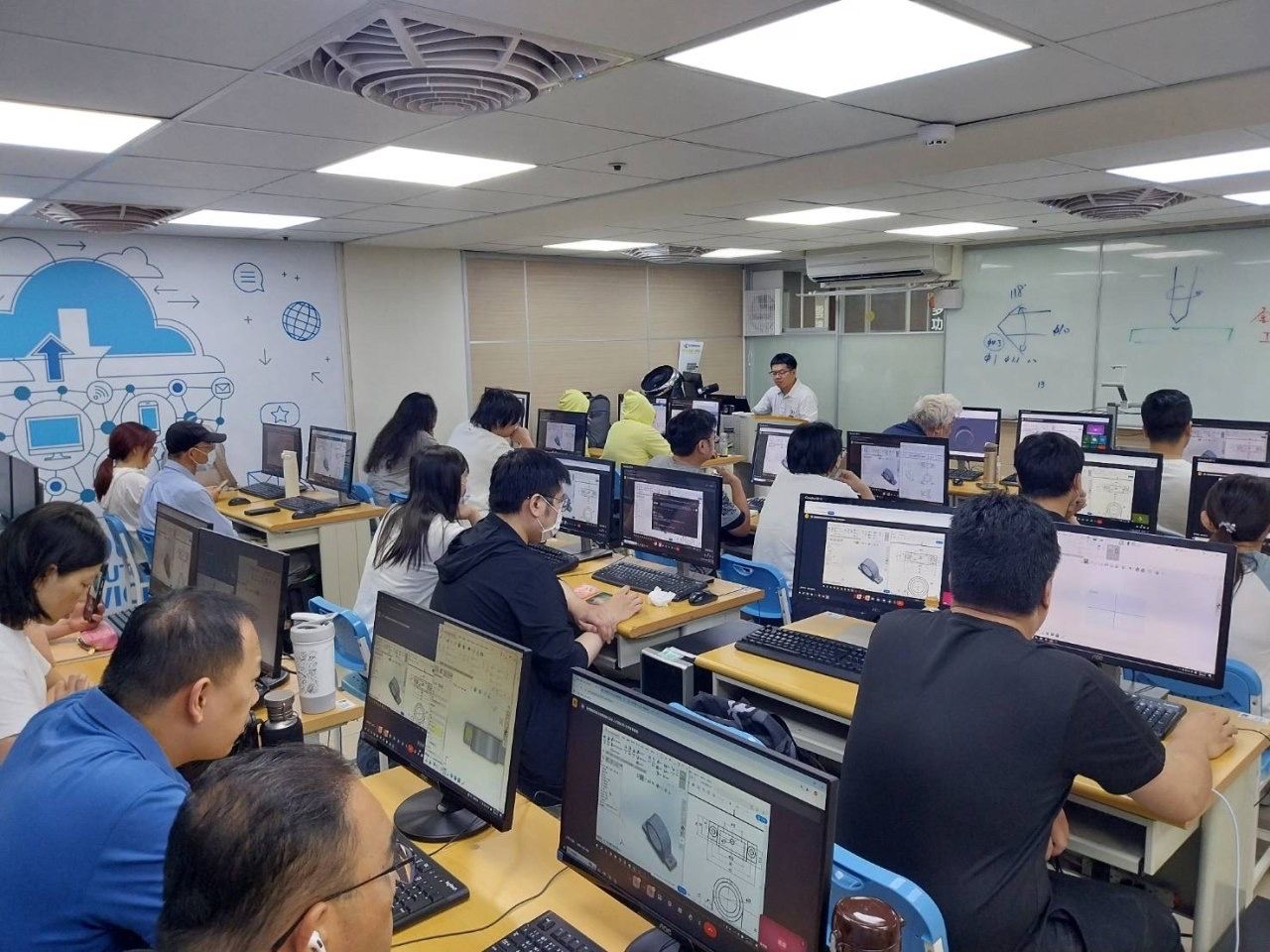 桃竹苗分署委託轄區優質辦訓單位開辦職訓課程，助民眾提升技能，順利邁向職場。（圖／勞動力發展署桃竹苗分署提供）