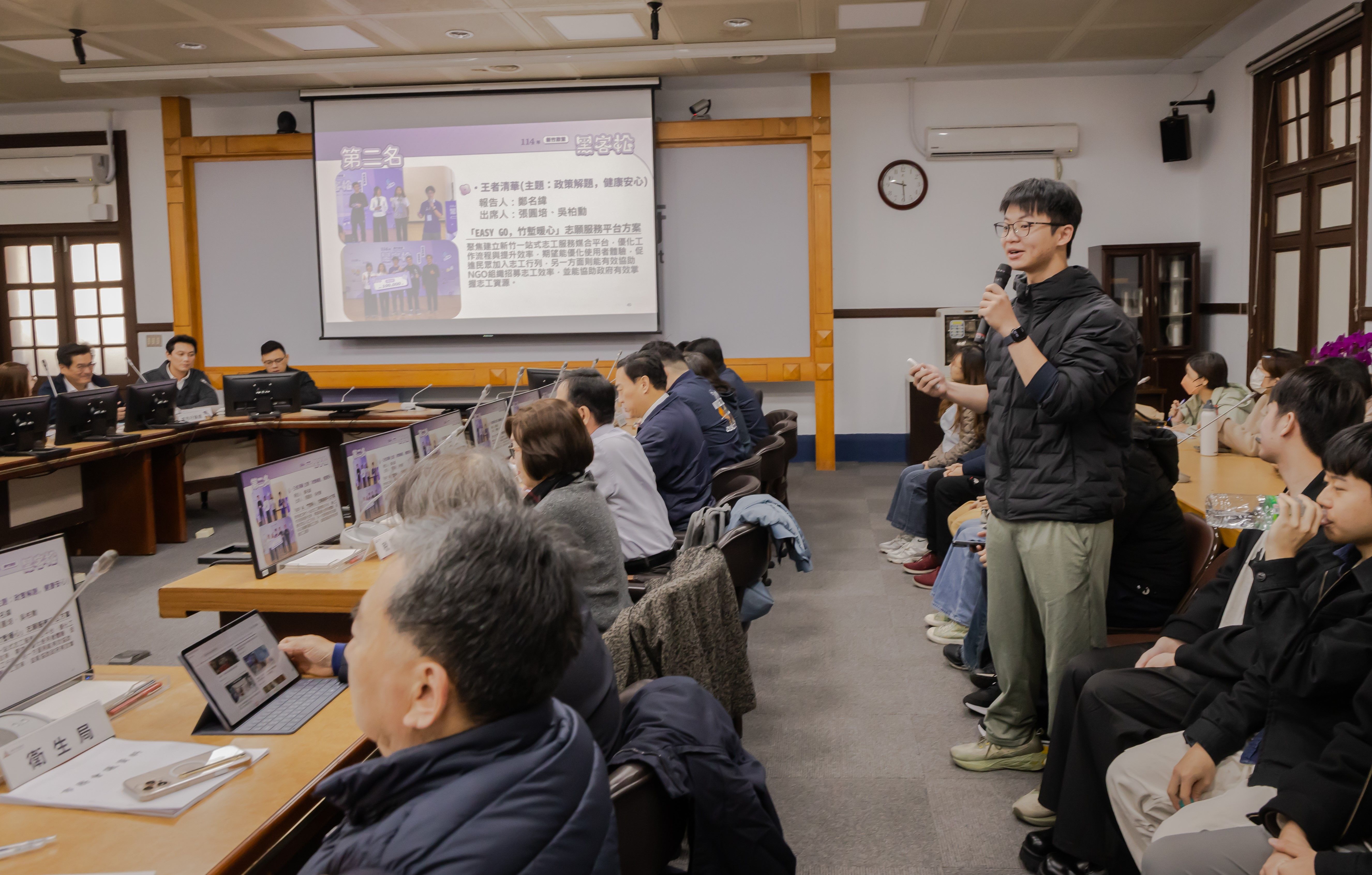 政策黑客松獲獎隊伍向市長高虹安及市府團隊簡報獲獎成果。（圖／新竹市政府提供）