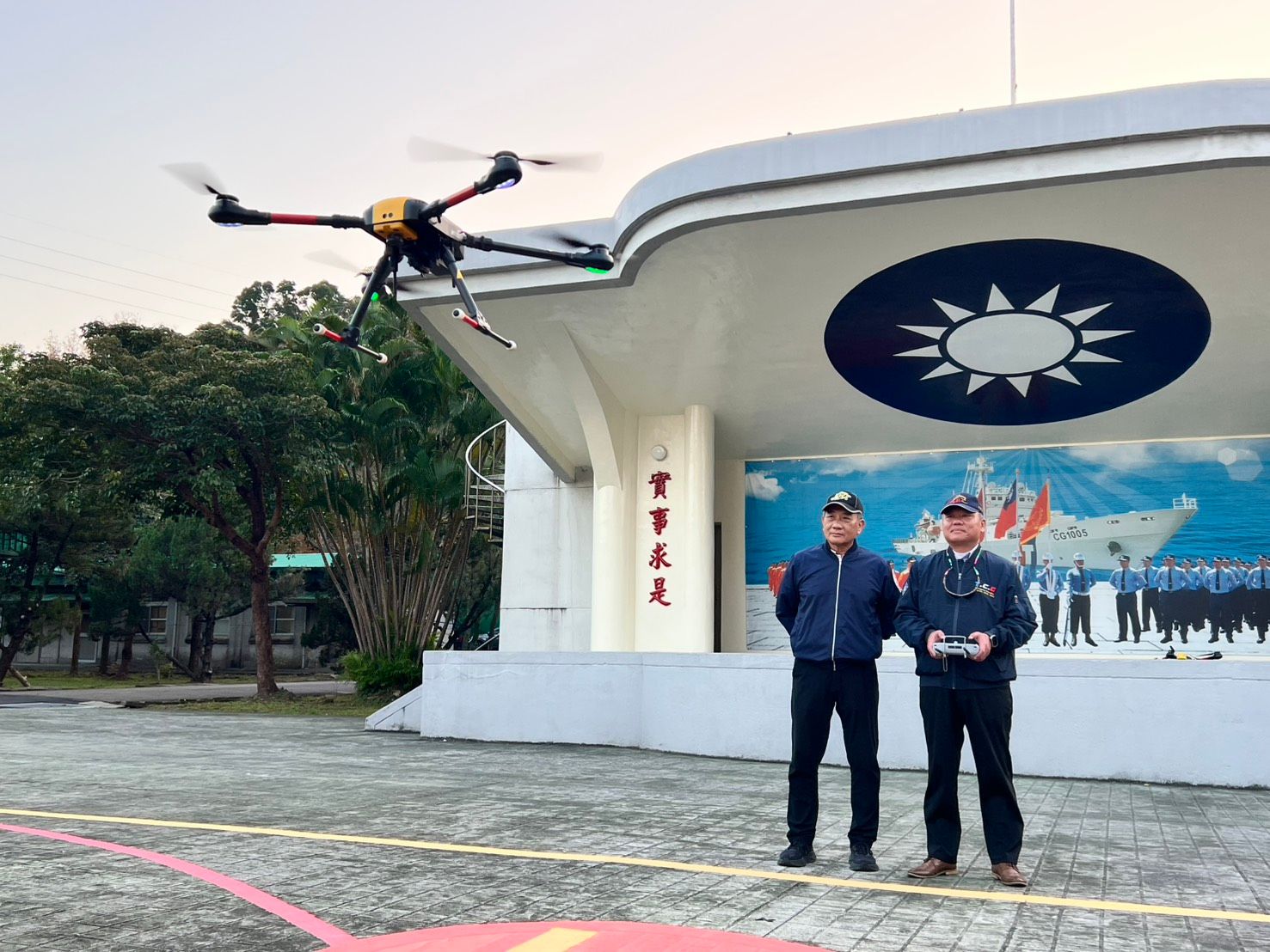 20260113-海巡副署長許靜芝練習操控無人機。（海巡署提供）