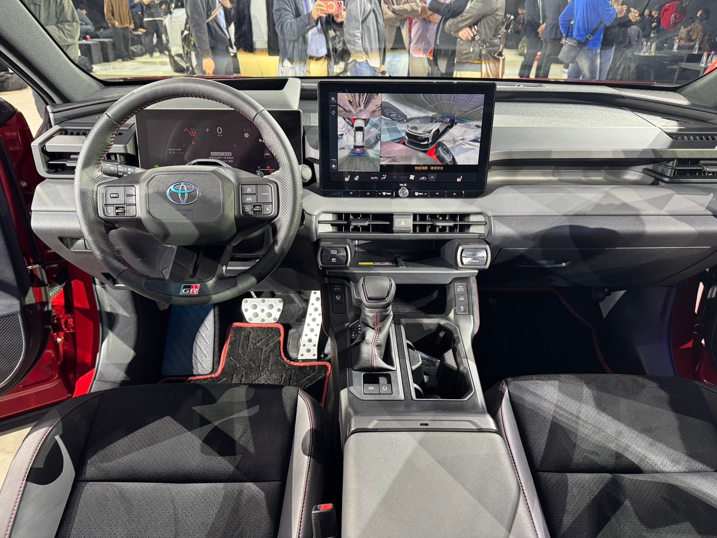 20260113-全新第六代RAV4車艙部分配備全新懸浮式多媒體主機與12.3吋數位儀表。（劉芯衣攝）