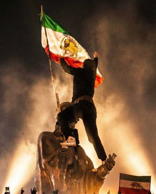激化するイランの暴動。抗議の群衆が前政権の「獅子と太陽の旗」を掲げている。（図／X@MAmirizadehより転載）