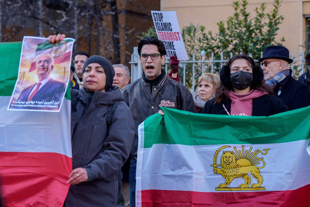 歐美多國相繼出現要求政府支持群眾，制裁伊朗政府的遊行，他們甚至高舉巴勒維王朝時代的旗幟，與「王儲」照片。（美聯社）