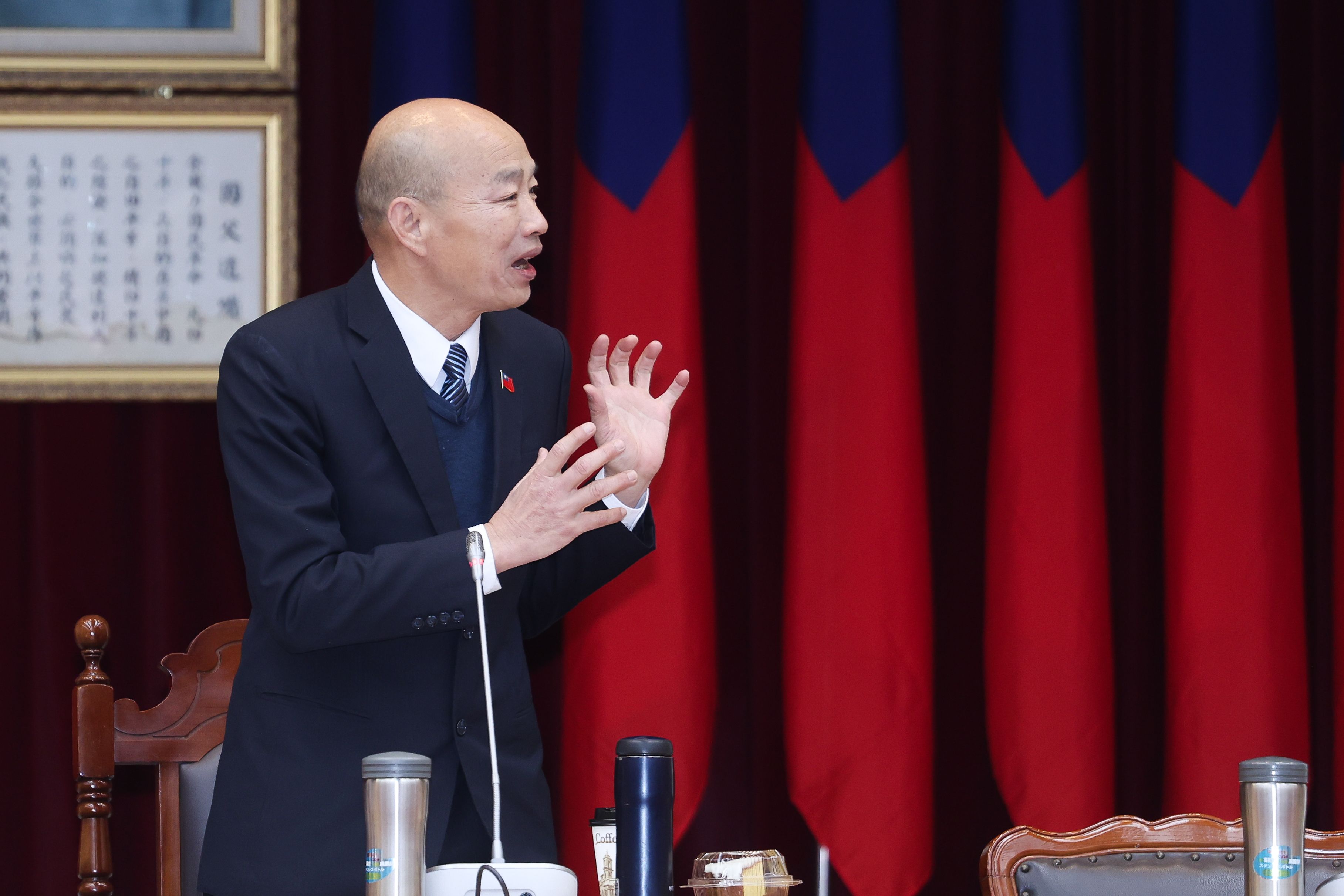 20260114-立法院總統彈劾案全院委員會公聽會，院長韓國瑜見現場情勢升溫急忙從中緩頰。（陳品佑攝）